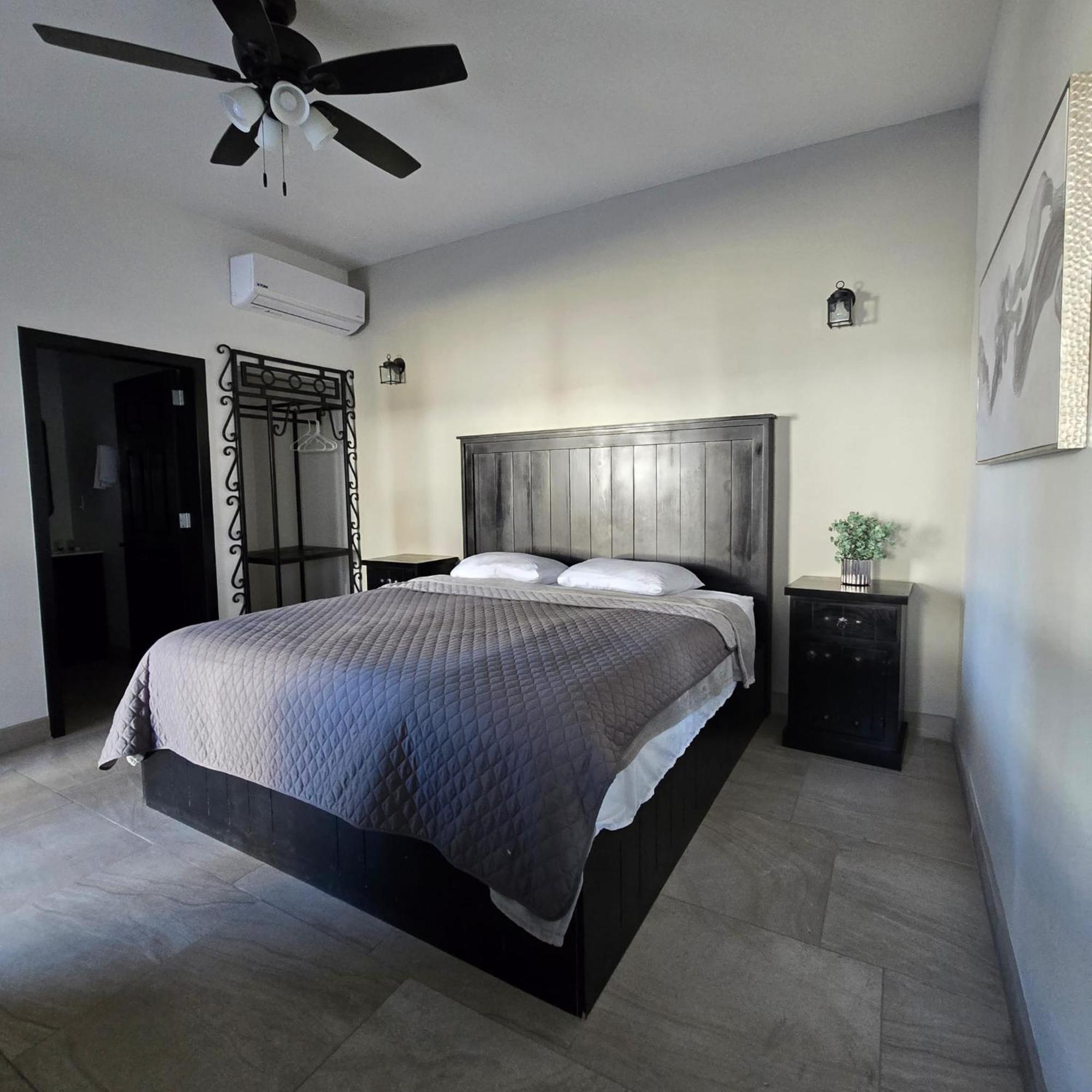 Suite con cama grande y balcón