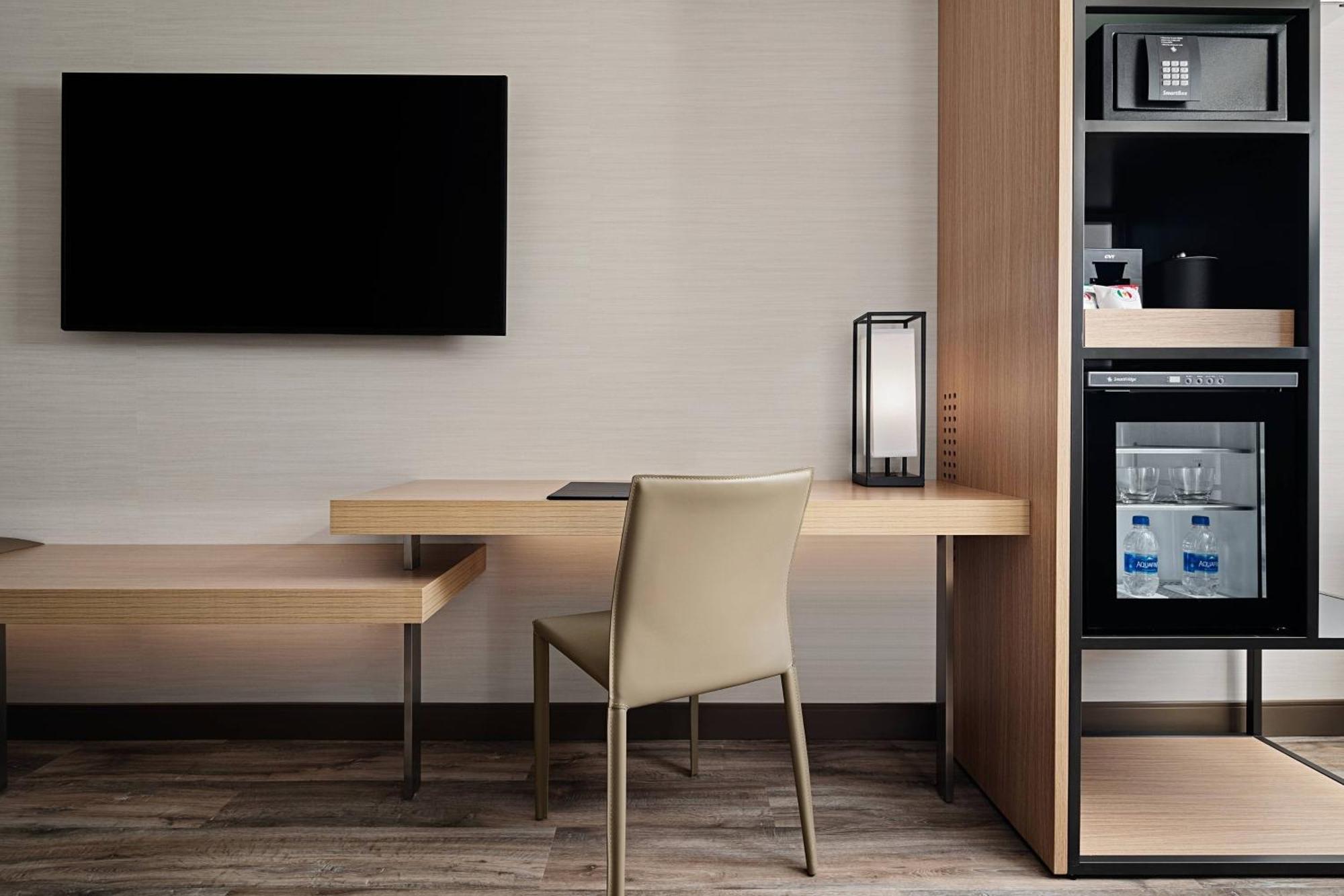 King Room with Roll-In Shower - Mobility Accessible