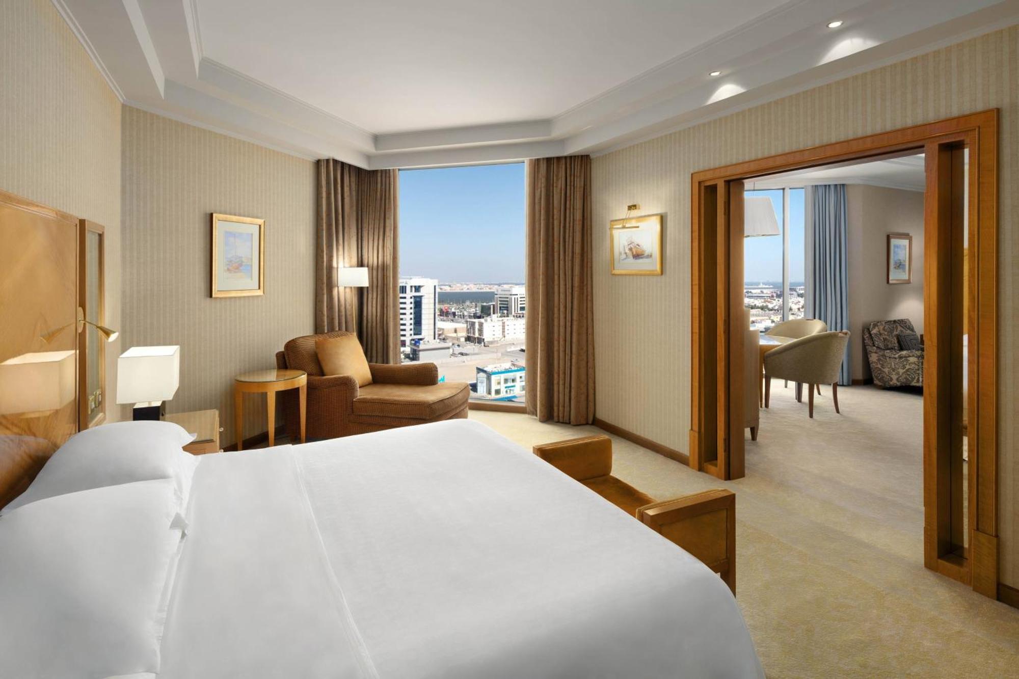 Executive Suite Club lounge access 1 King City view