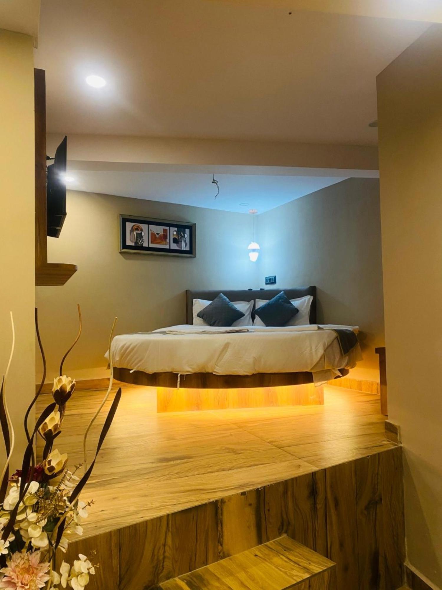 Deluxe Queen Suite