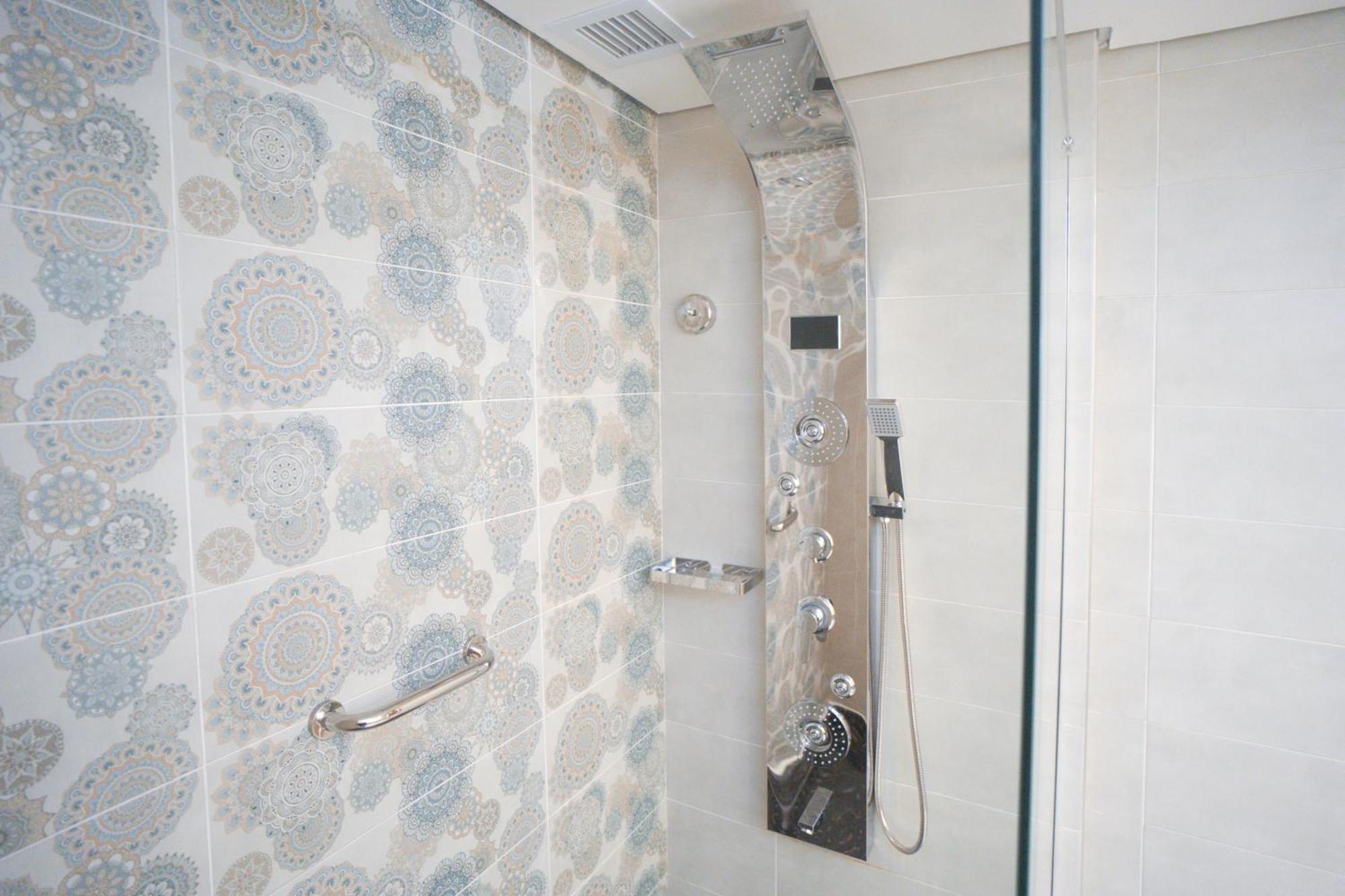 Habitación con cama extragrande y bañera de hidromasaje