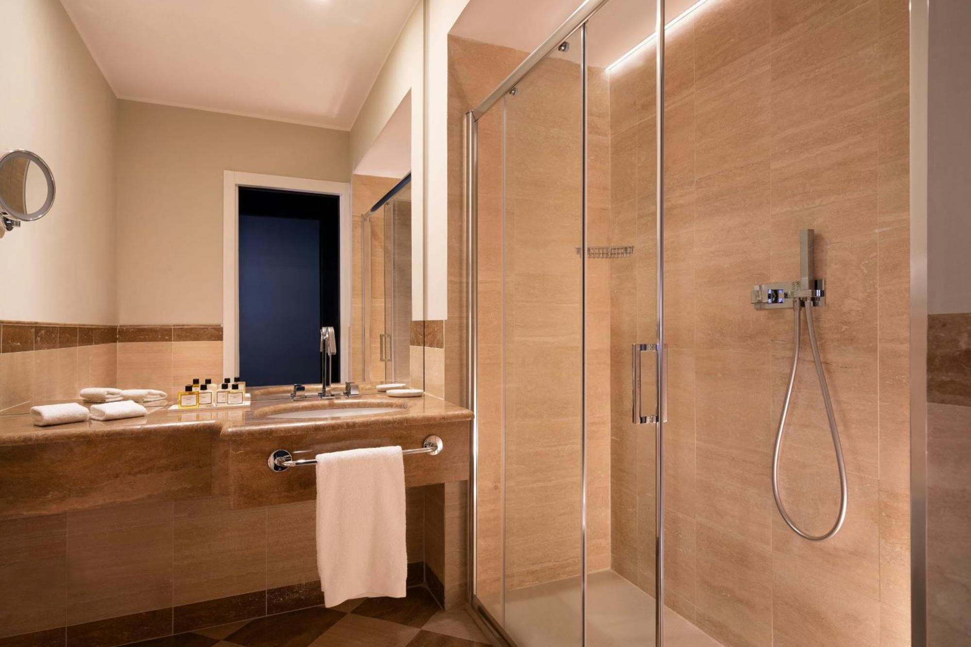 Chambre lit King-Size de luxe avec vue sur la ville