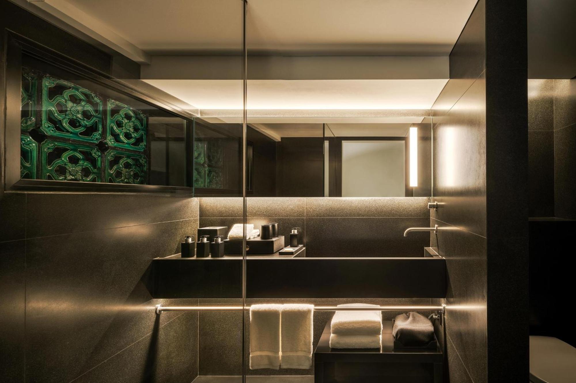 Shophouse Room, 1 King (Roundtrip Airport Transfers + Club Lounge Access with Complimentary Breakfast, Cocktails & Snacks)