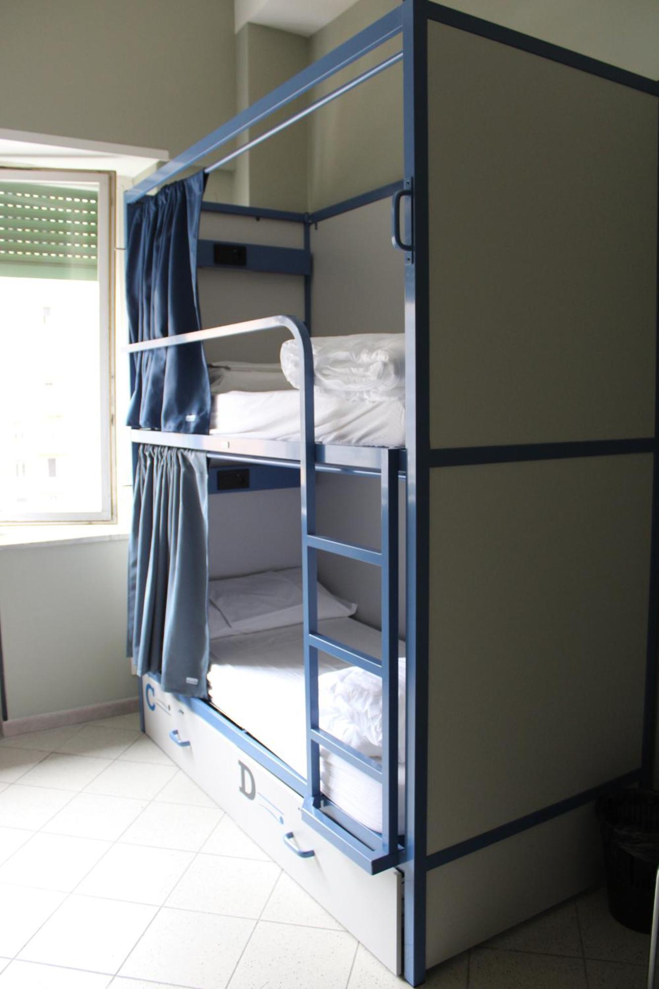 Cama en habitación femenina compartida de 4 camas
