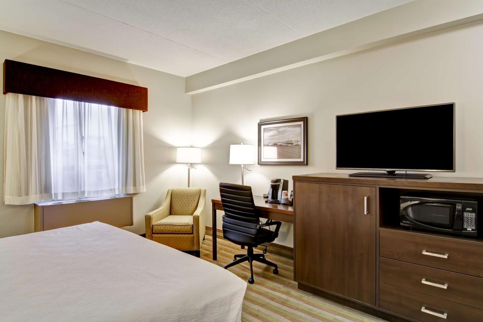 King Room with Roll-in Shower - Disability Access/Non-Smoking
