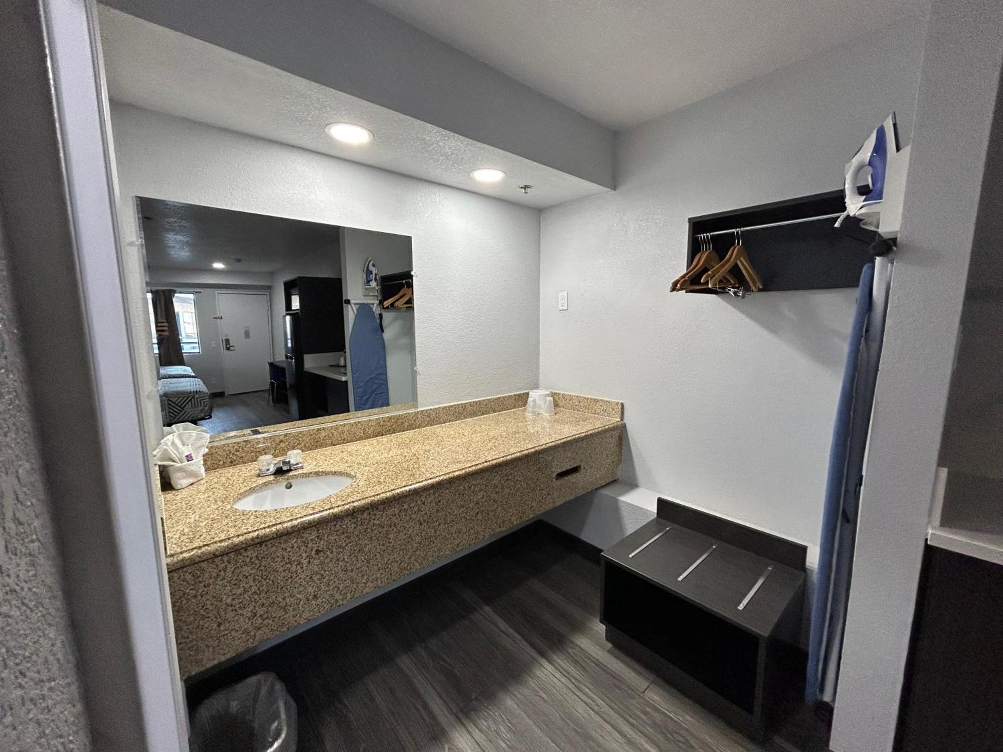 2 Queen Beds | Mobil Access RI Shr Nsmk Ktchn