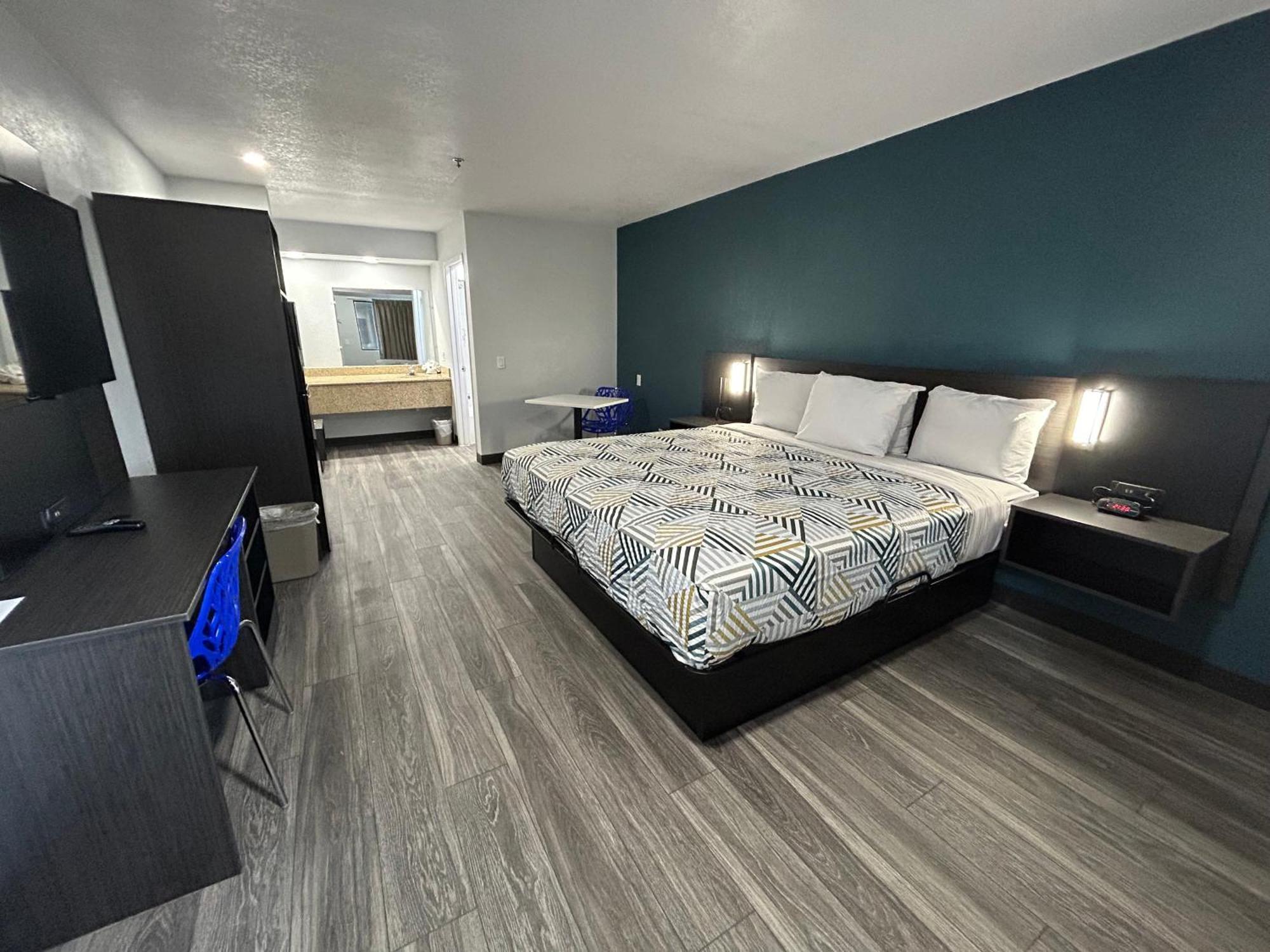 1 King Bed | Mobil Acc RI Shwr Nsmk Kitchen