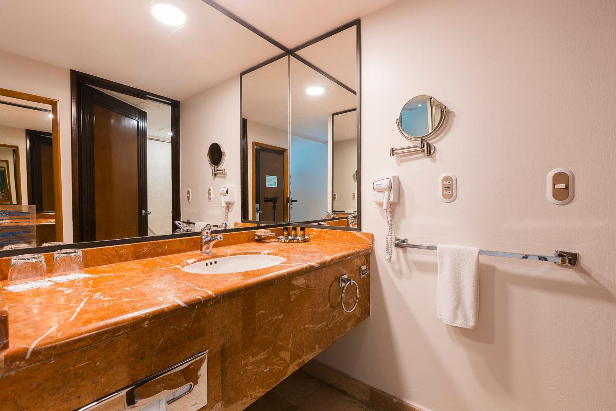 Deluxe Double Room with Balcony and Sea View,1662396243:JPEG