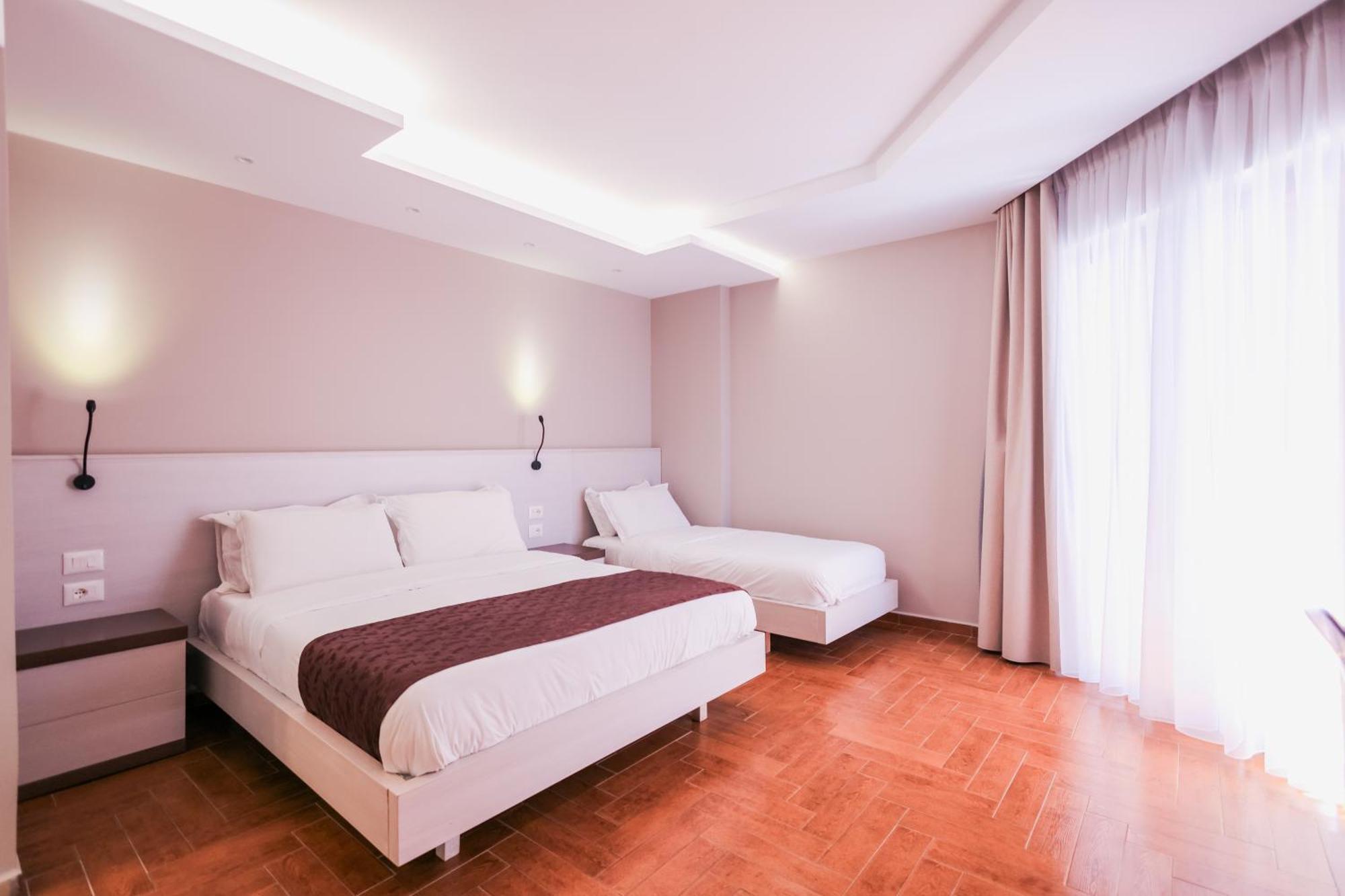 Habitación Triple Superior con balcón y vistas laterales al mar