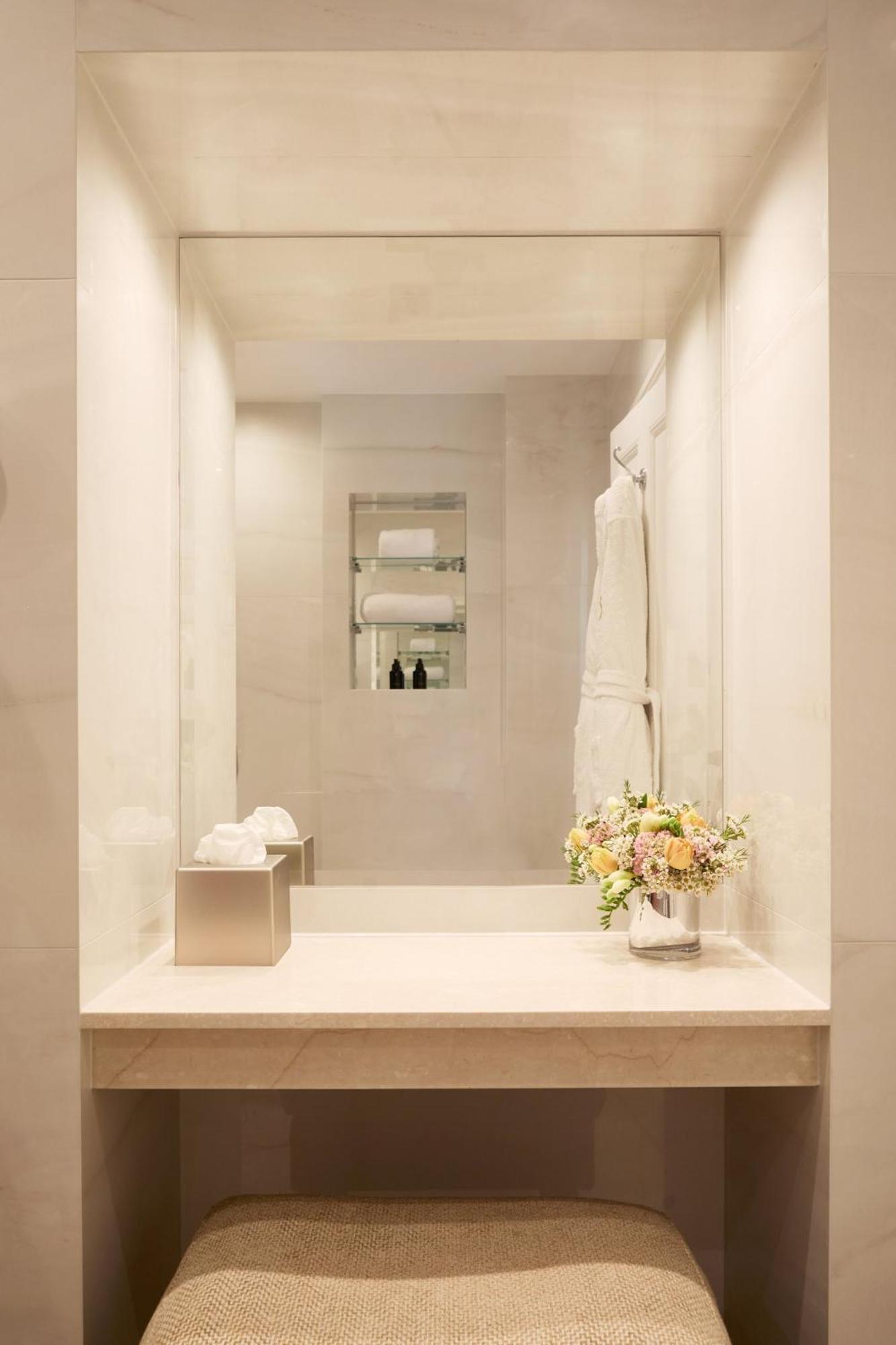 Victoria & Albert Suite