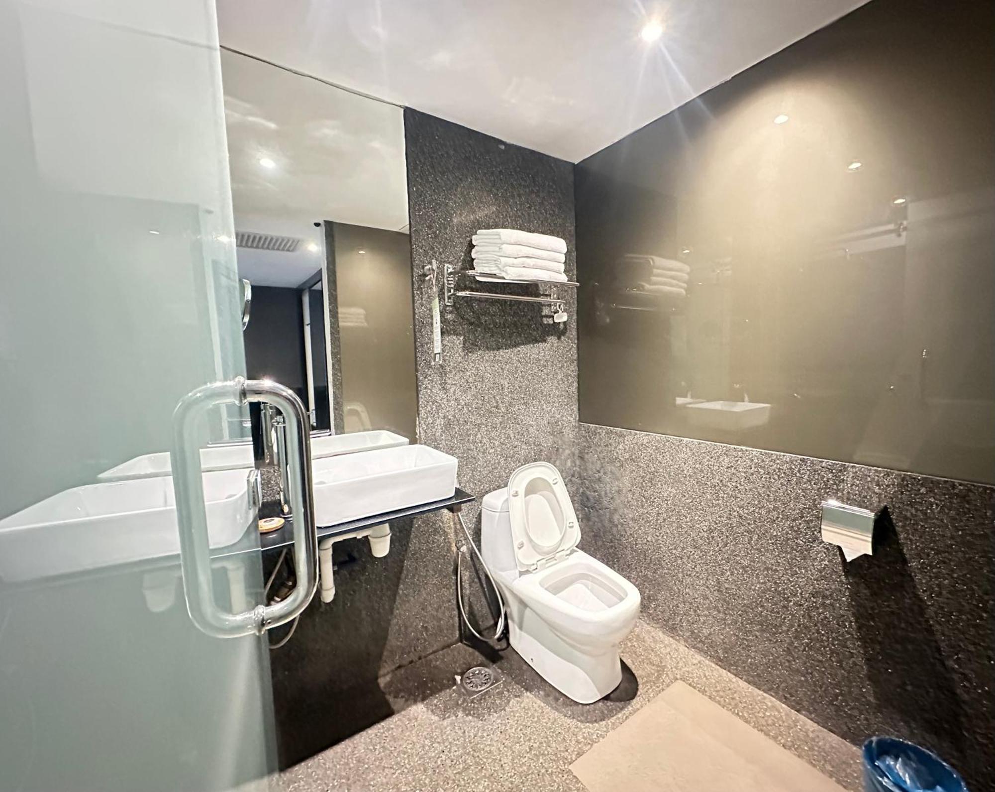 Deluxe Family Suite with Bathtub