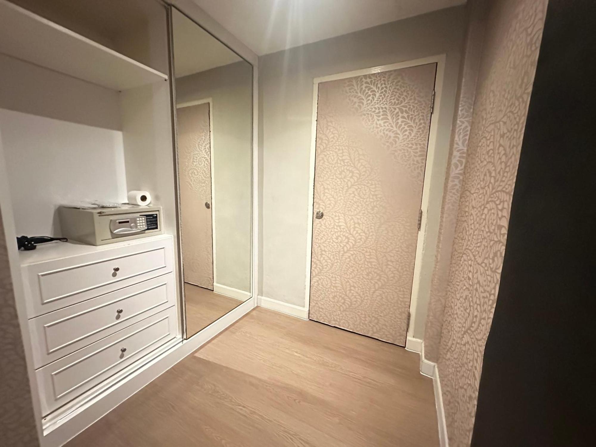 Deluxe Double Suite with Bathtub