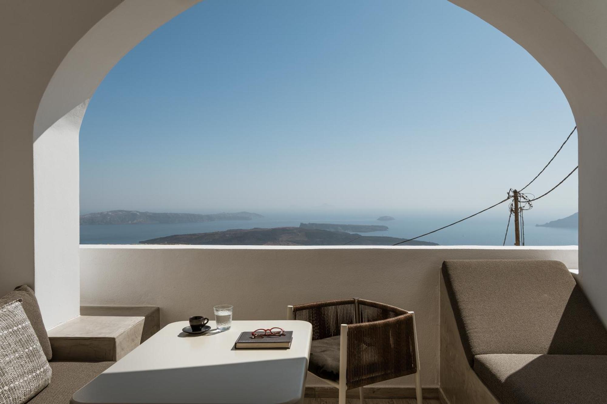 Suite Studio Côté Rue avec Balcon et Bassin Profond Chauffé - Vue Partielle sur Mer
