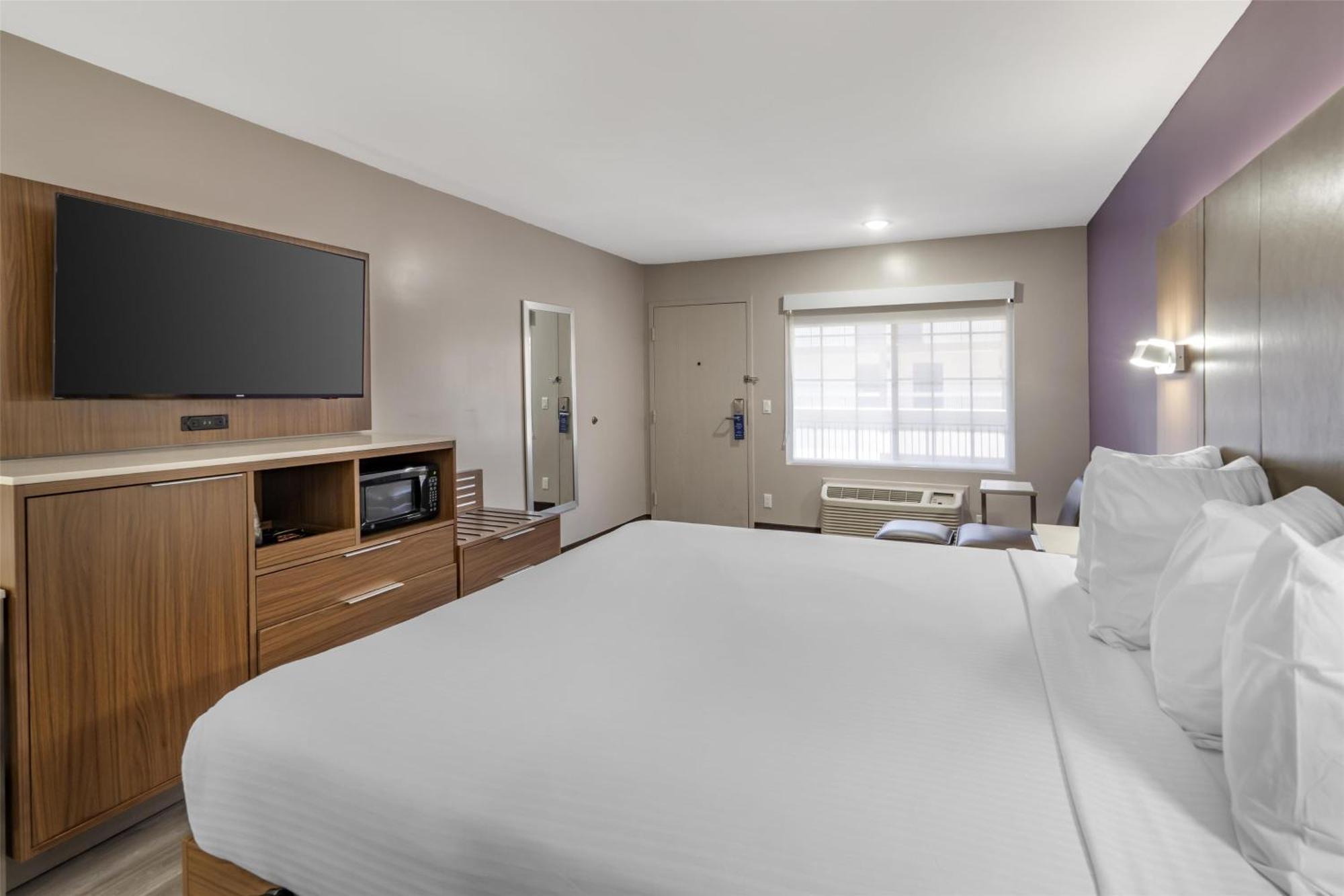King Room Bath Tub Mobility Accessible or Non-Smoking