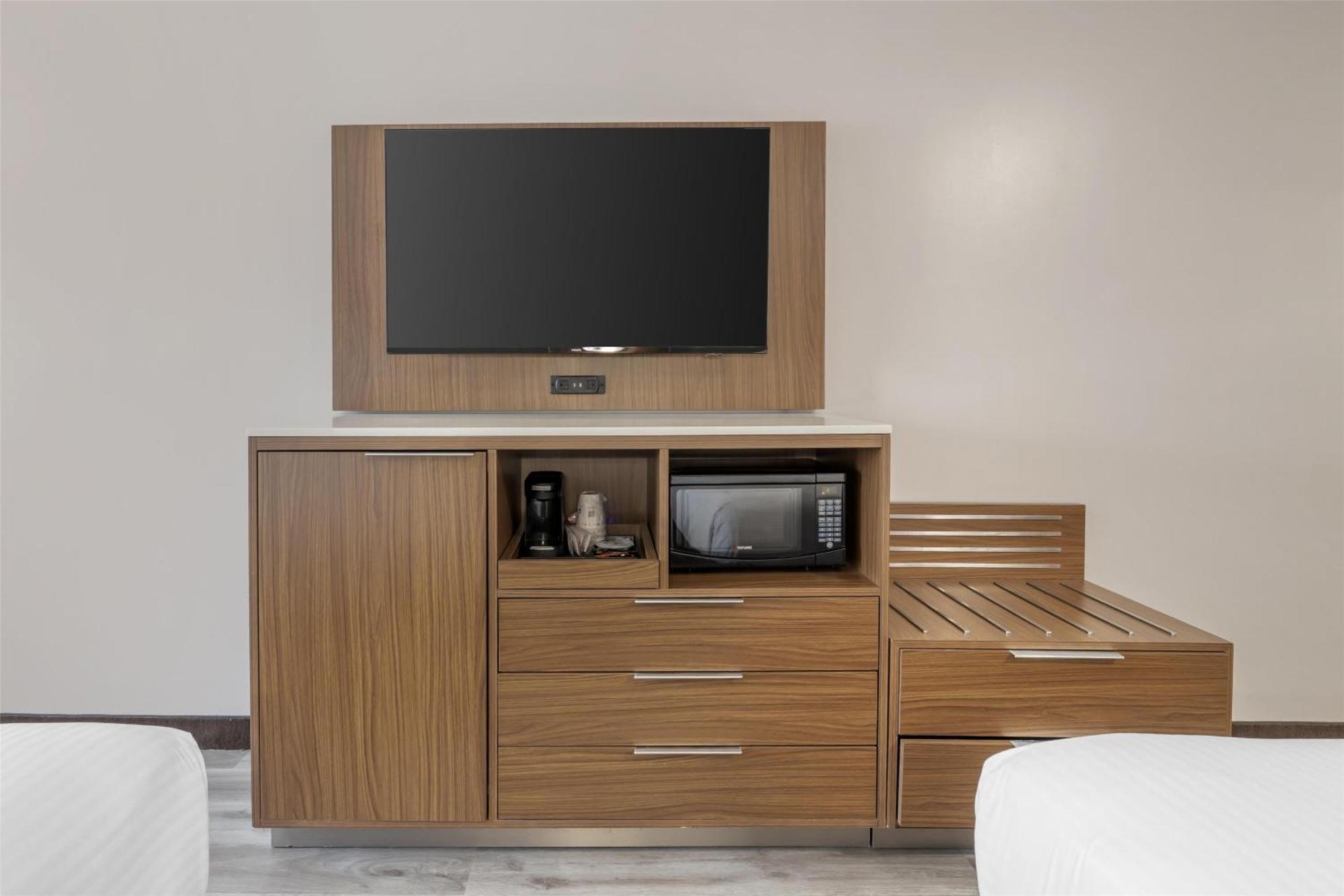 Queen Room Two Queen Beds Non-Smoking or Upper Floor