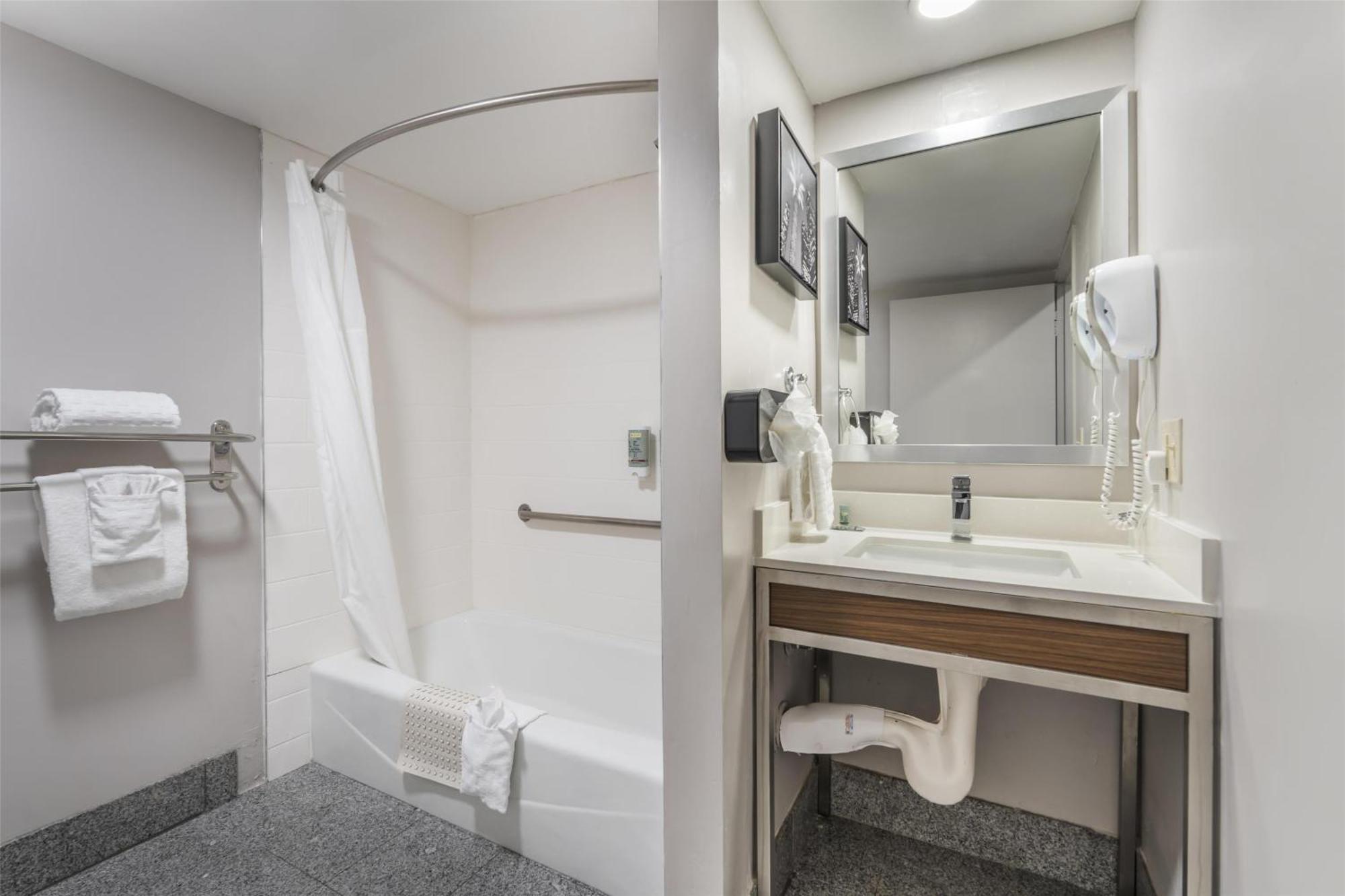 King Room Bath Tub Mobility Accessible or Non-Smoking