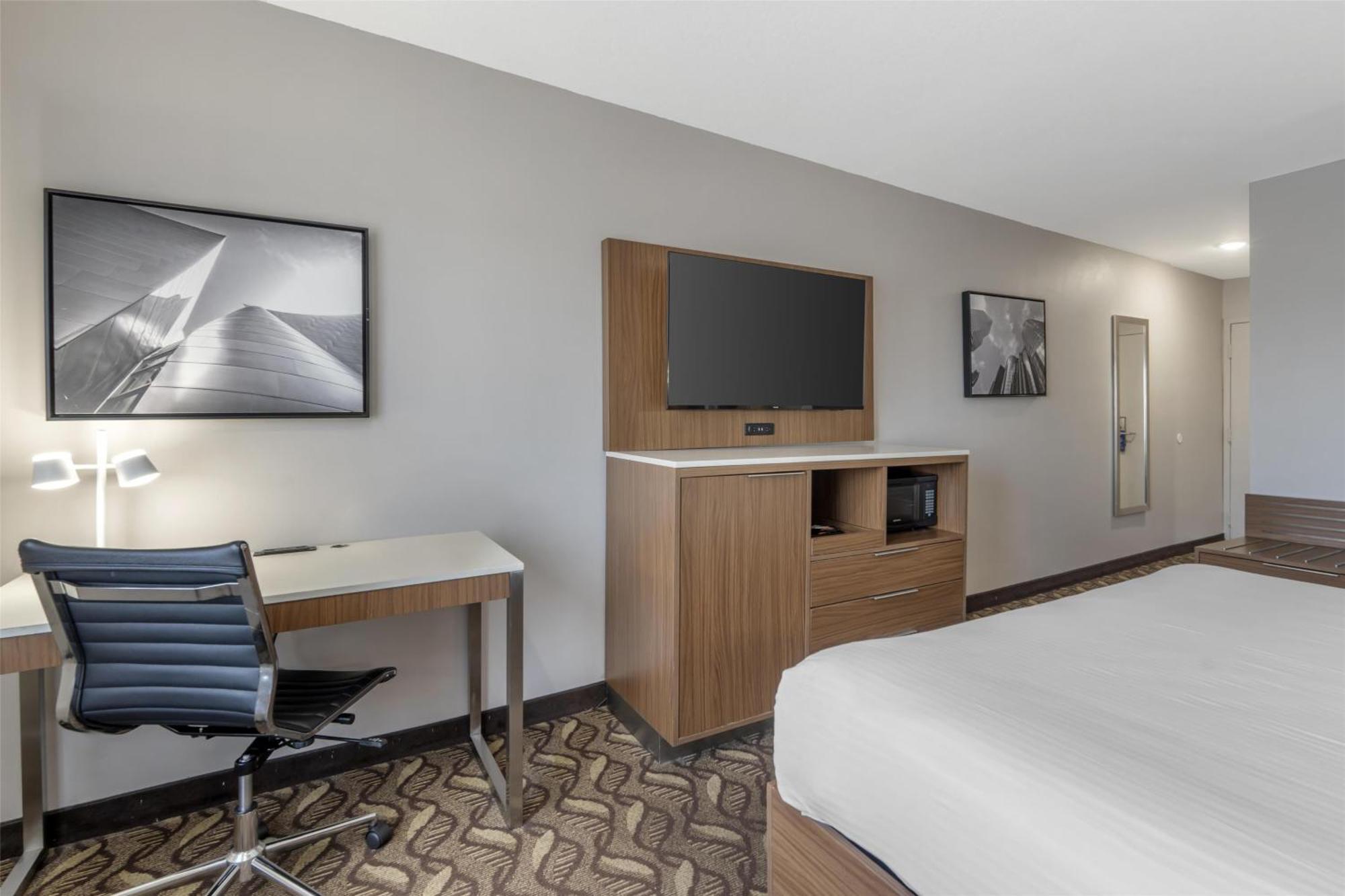 King Room Bath Tub Mobility Accessible or Non-Smoking