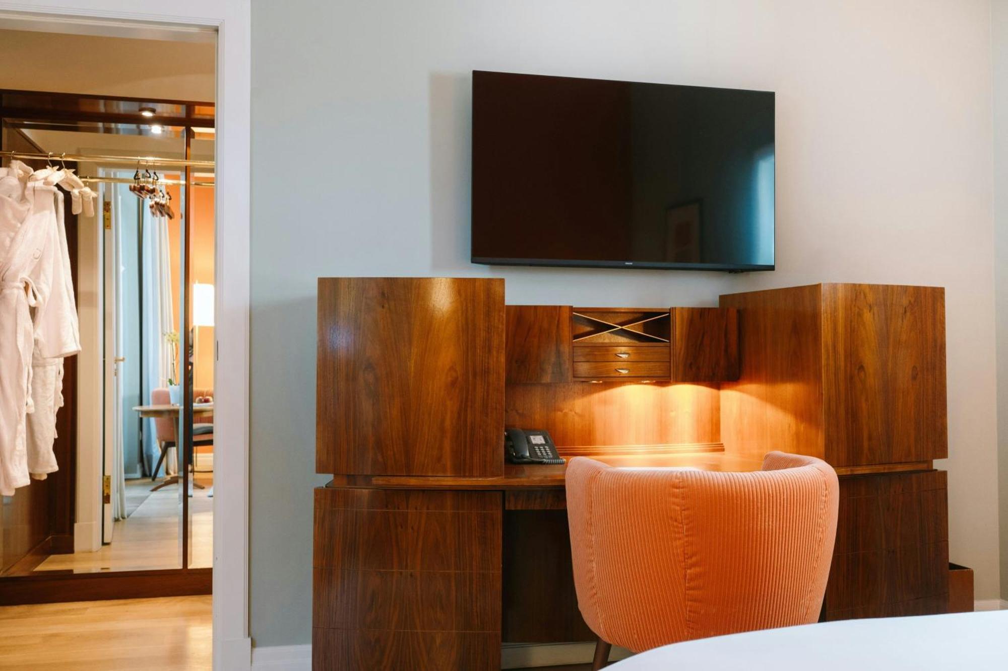 Standard Queen Room with City View