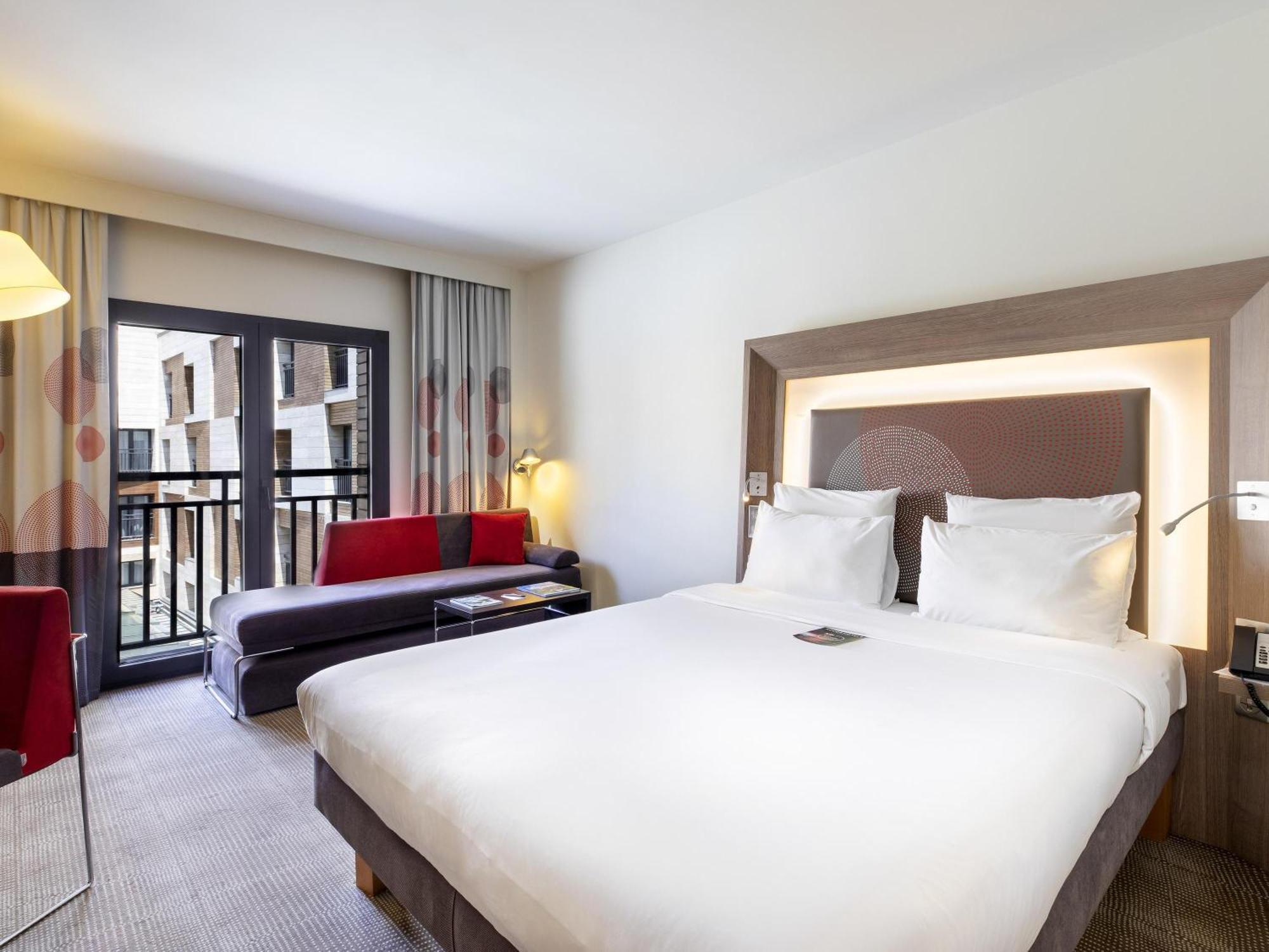 Quarto Superior com Cama Queen-size e Sofá