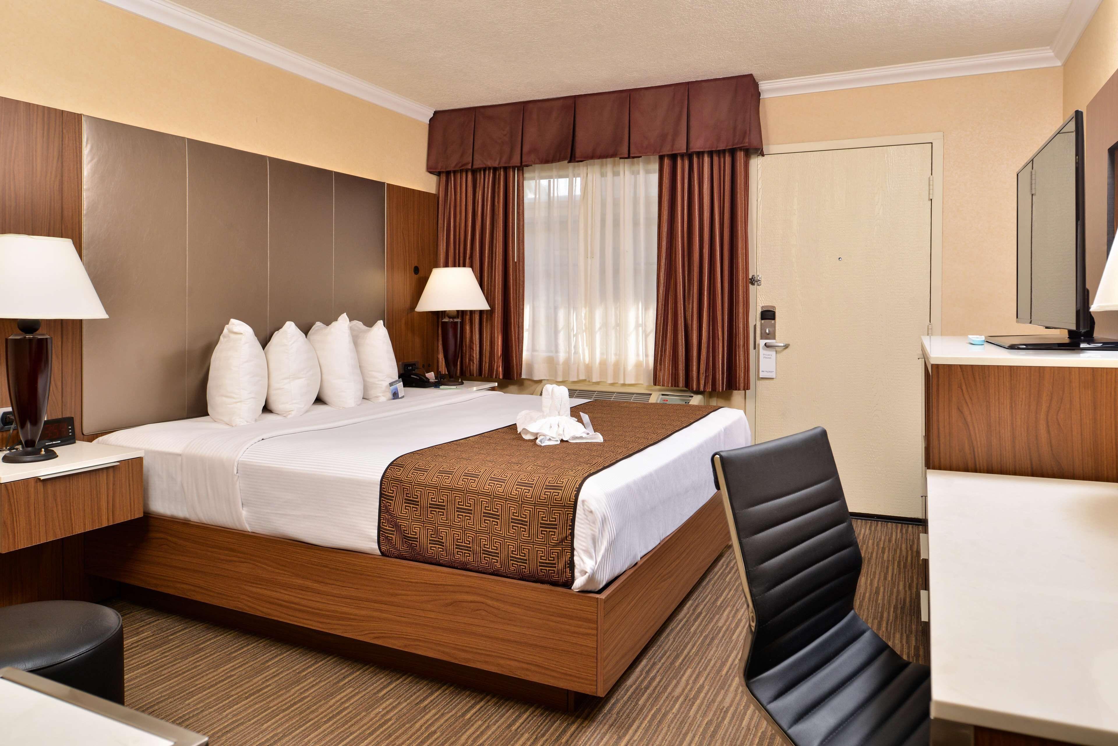 King Room Bath Tub Sofa Bed Disability Access or Non-Smoking,1275976819:JPEG