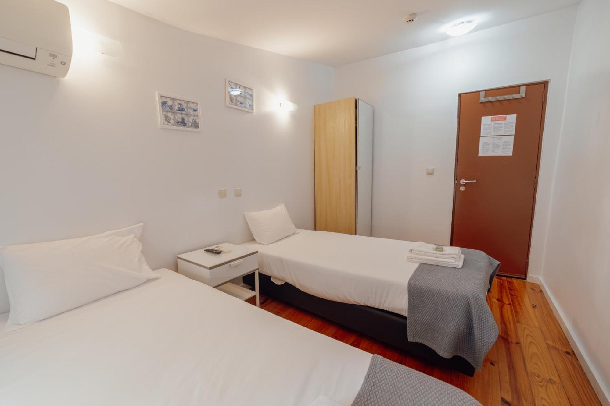 Zweibettzimmer mit eigenem Bad außerhalb des Zimmers