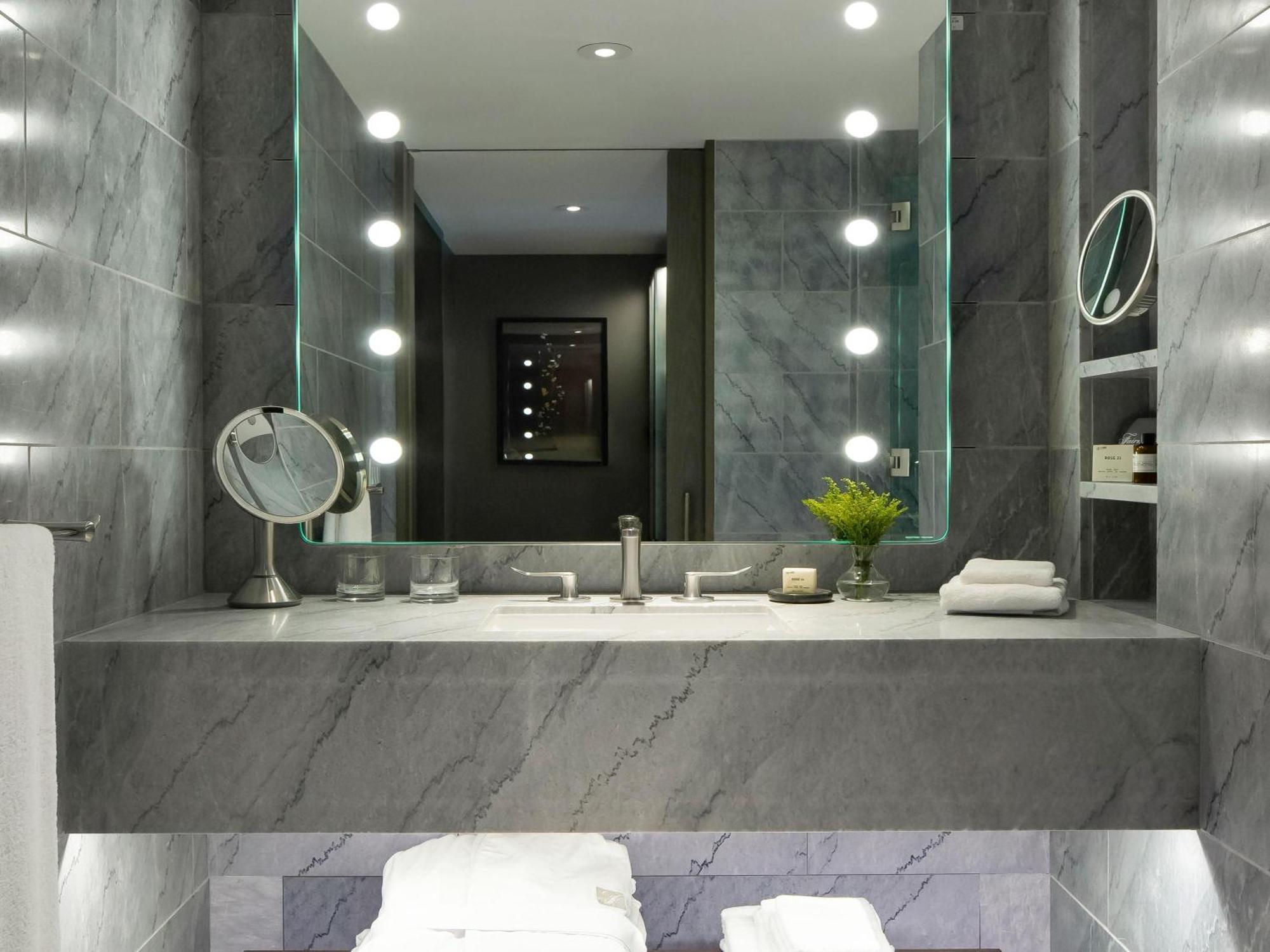 Chambre 2 Lits Doubles Fairmont Gold avec Accès au Salon - Adaptée aux Personnes à Mobilité Réduite/Malentendantes