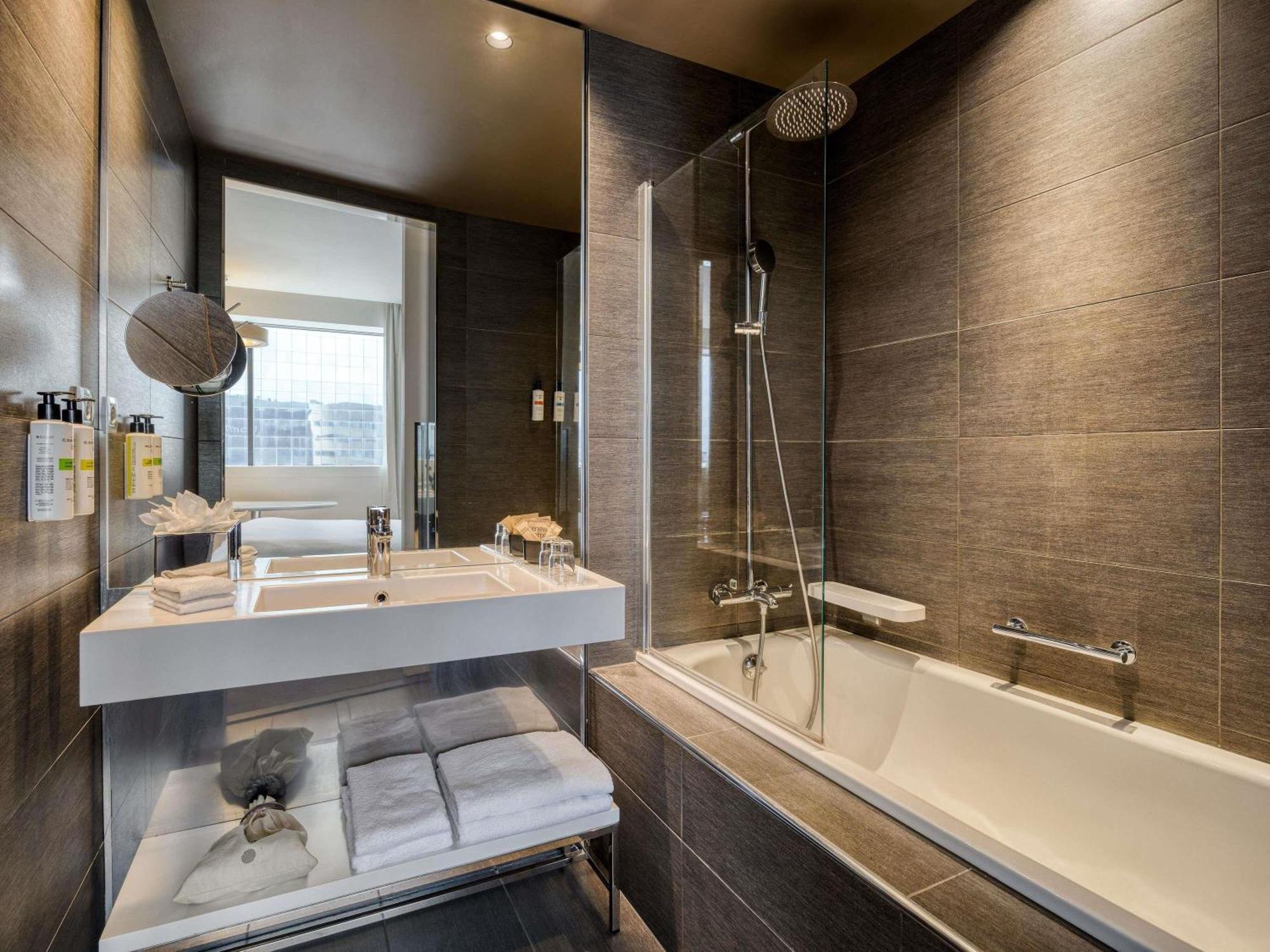 Deluxe Zimmer mit Kingsize-Bett und Stadtblick