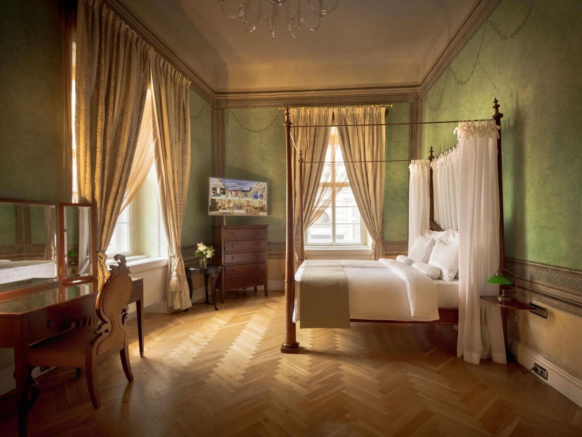 Deluxe King Suite
