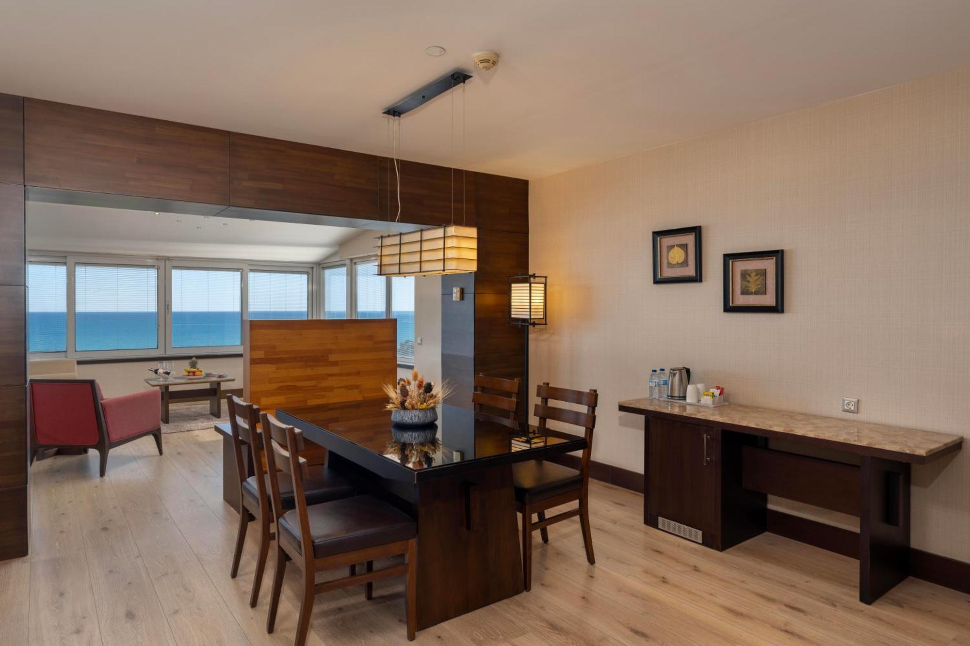 Suíte Grand com Banheira de Hidromassagem e Terraço com Vista do Mar (3 Adultos + 1 Criança)