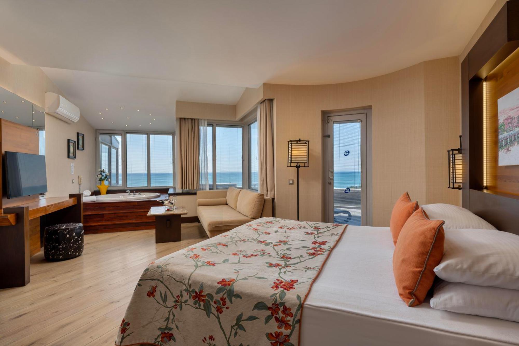 Suíte Júnior com Banheira de Hidromassagem e Vista do Mar