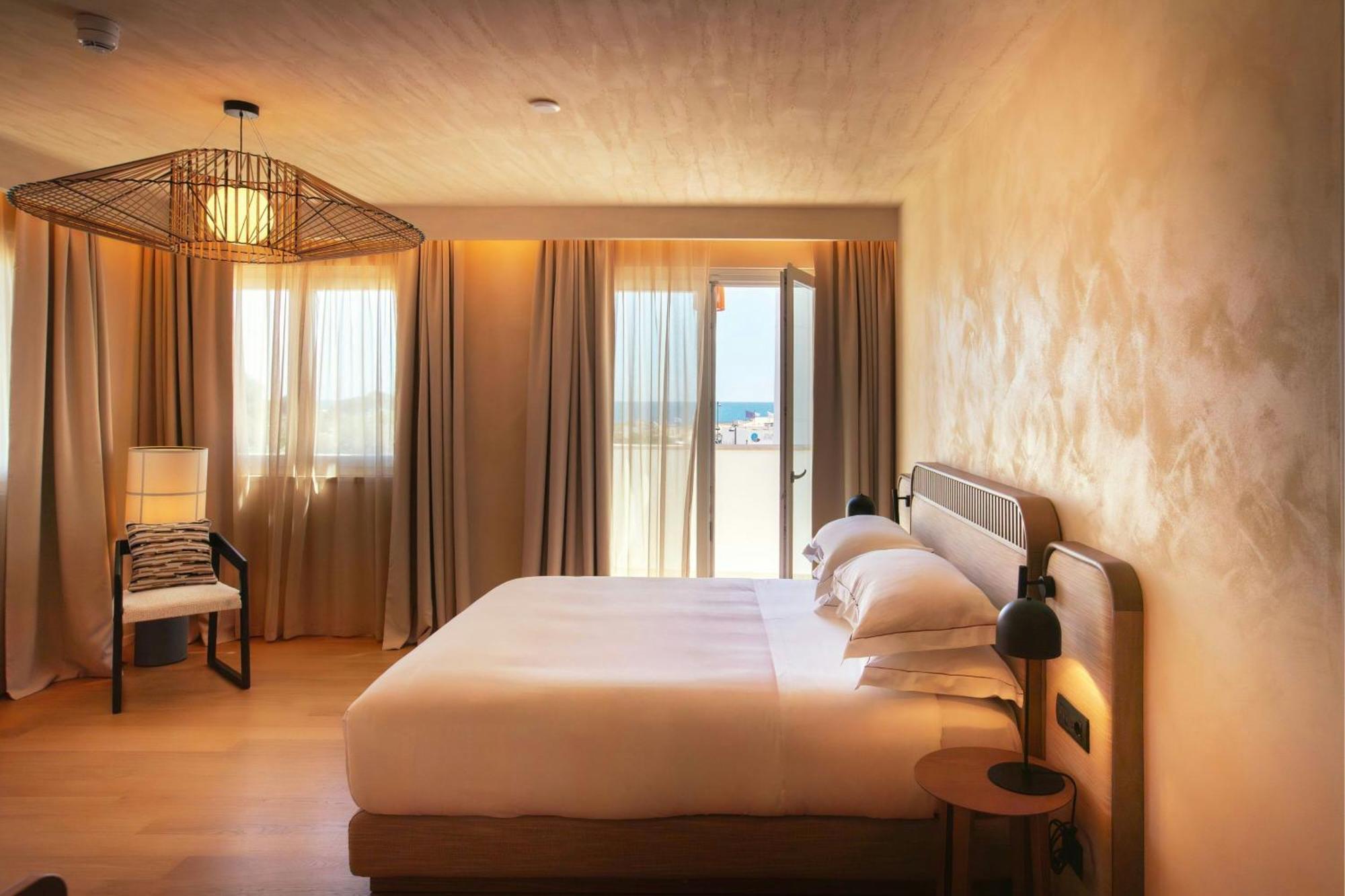 Panoramic King Room Sofa Bed Sea View