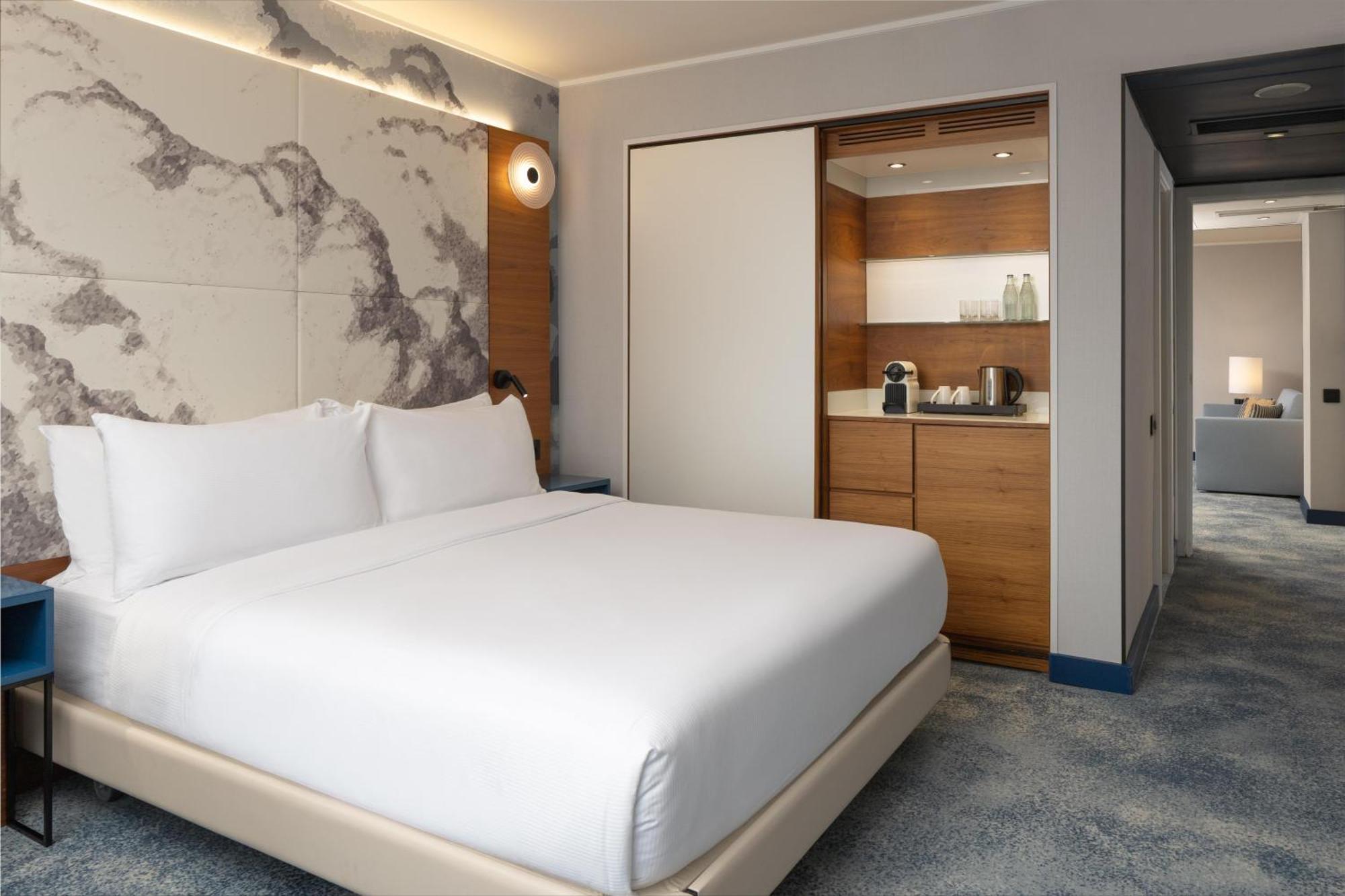One-Bedroom Executive King Suite with Lounge Access