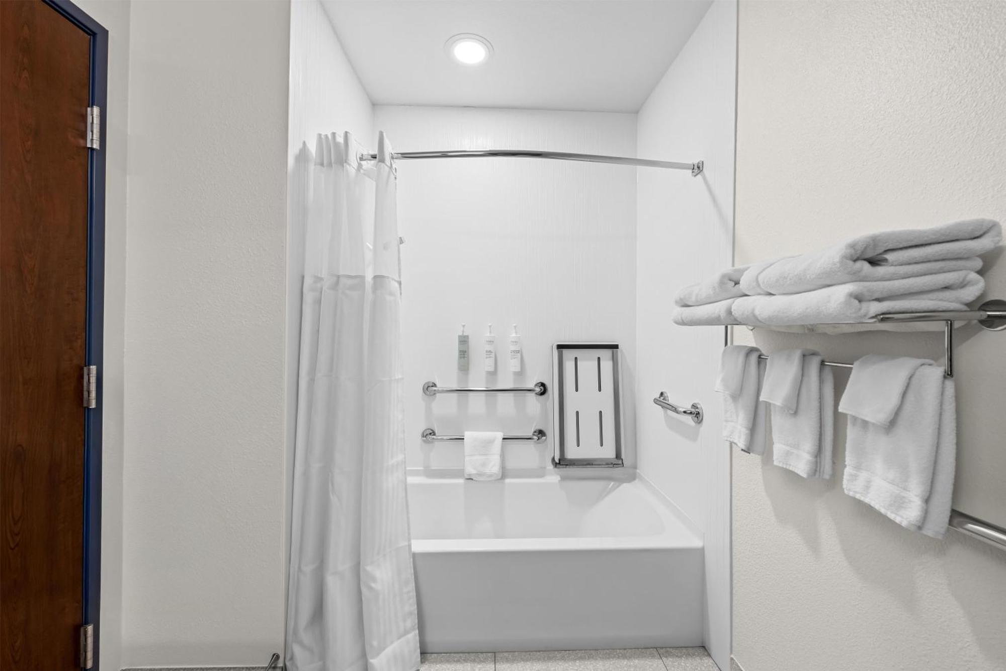 Queen Room Two Queen Beds Accessible Tub Mobility Hearing Access,1765384361:JPEG