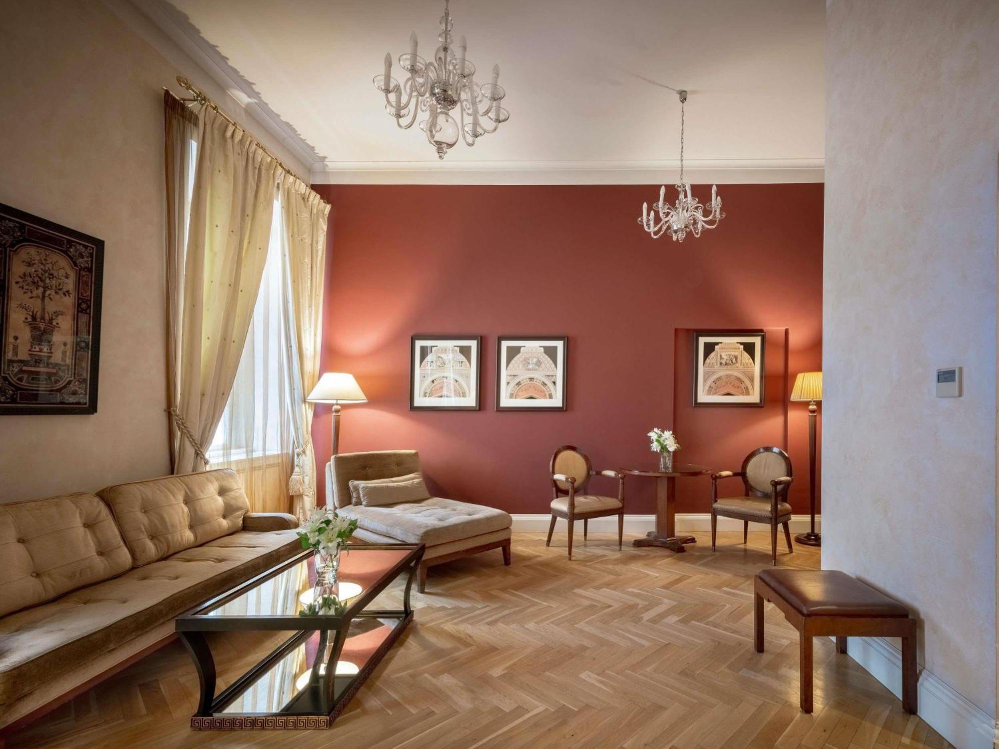 Deluxe King Suite