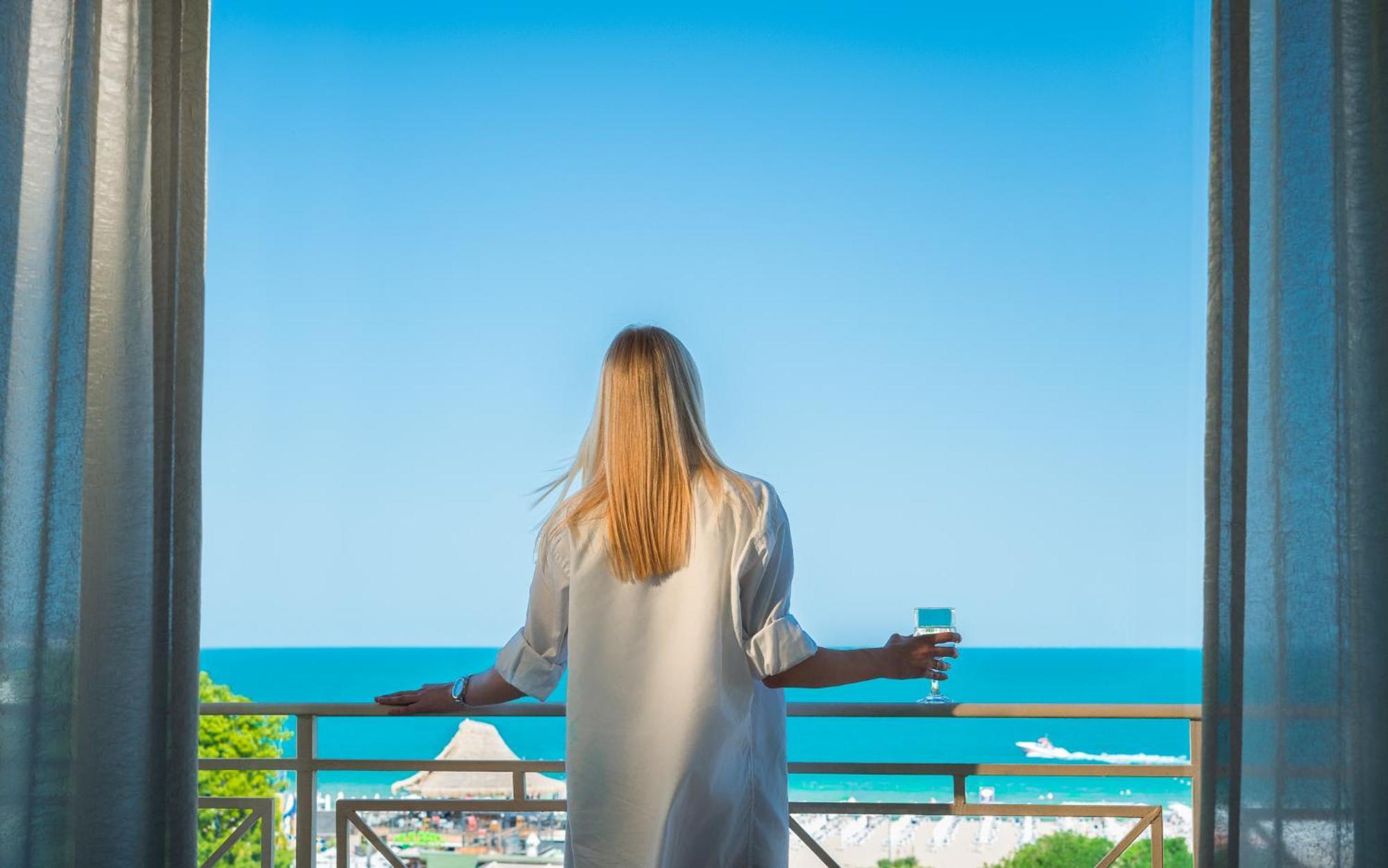 One-Bedroom Suite with Sea View and Balcony - Free Pool Access & Free WiFI