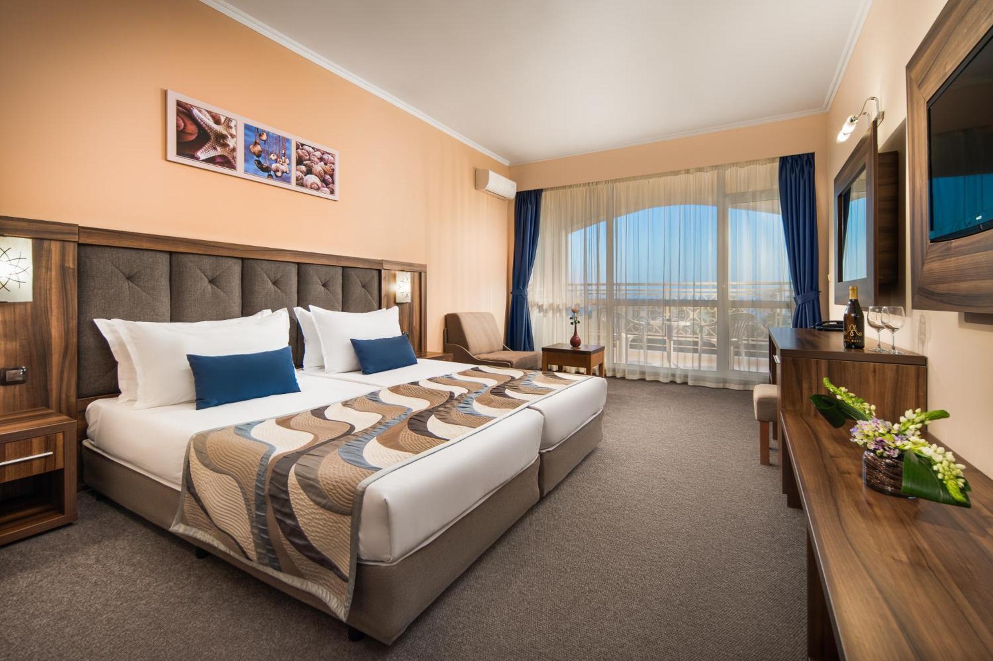 Comfort Twin Room with Balcony - Free Pool Access & Free WiFI