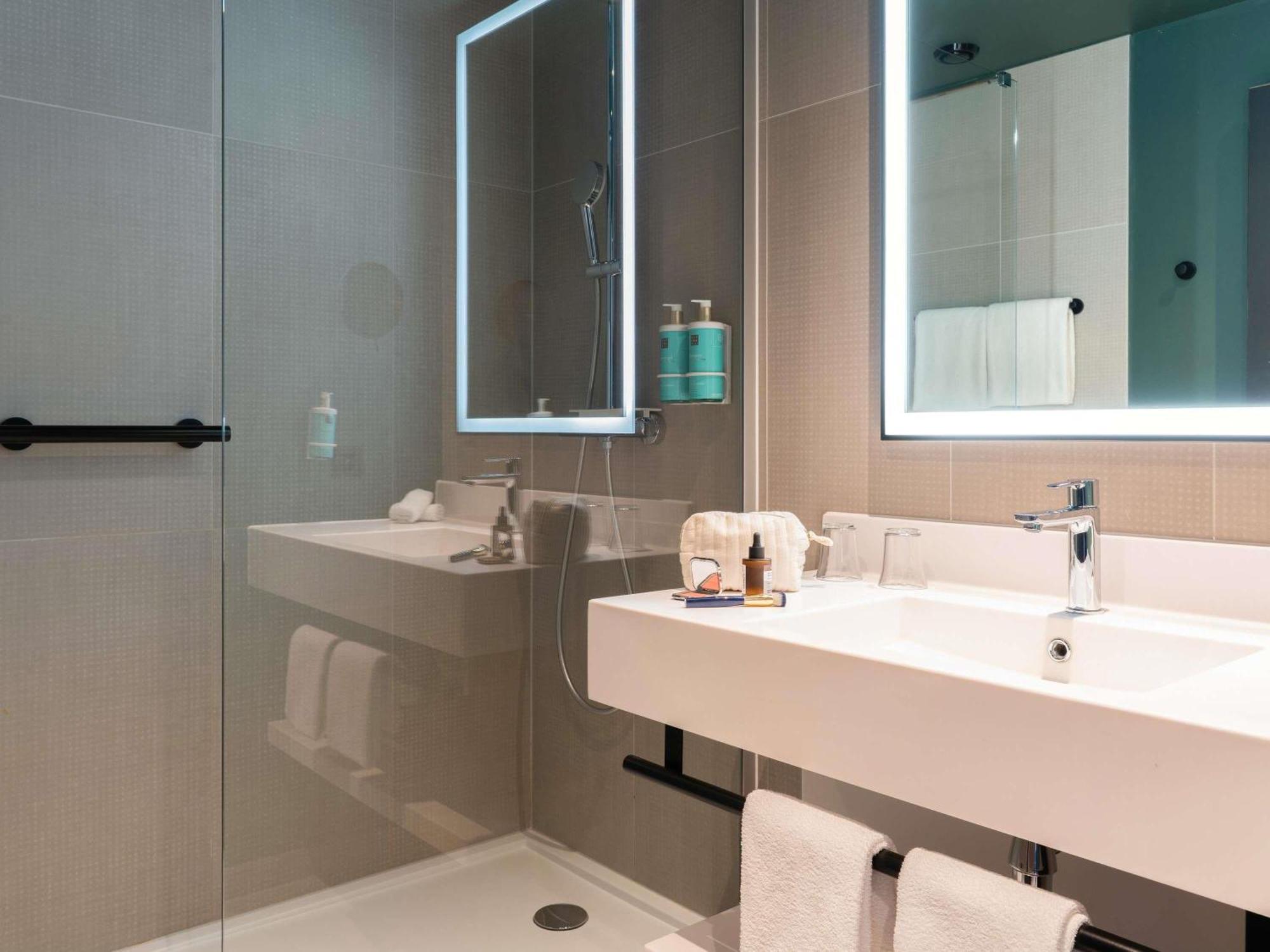 Executive Queen Kamer met Bank