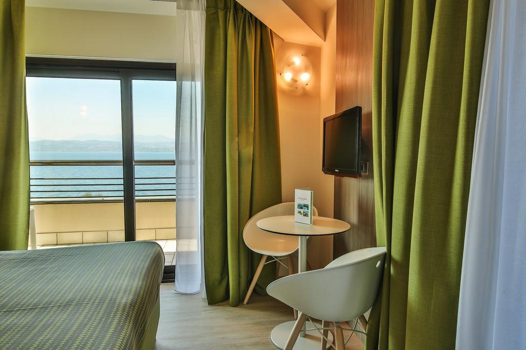 Superior Tweepersoonskamer met 1 Tweepersoonsbed of 2 Aparte Bedden en een Balkon met Uitzicht op het Meer