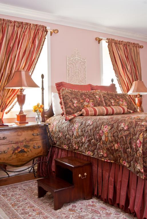 Deluxe Queen Suite