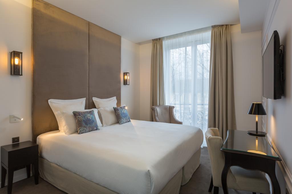 Double Room Marquise Eiffel Tower Side View