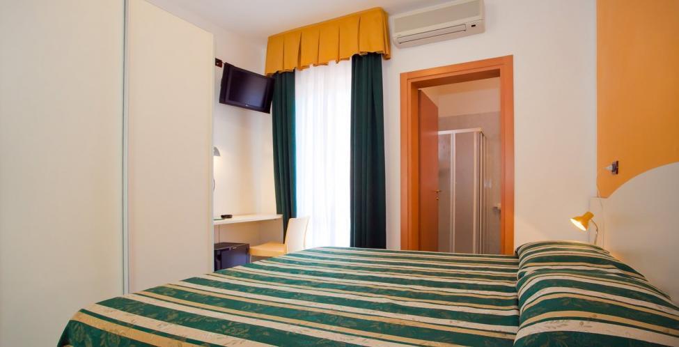 Doppel-/Zweibettzimmer mit Balkon