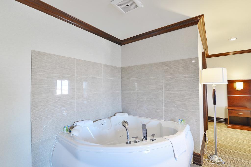 Premium Suite 1 King Bed Jetted Tub
