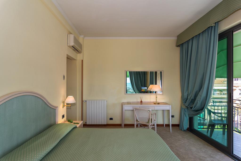 Double Room with Balcony and Sea View,413541417:JPEG