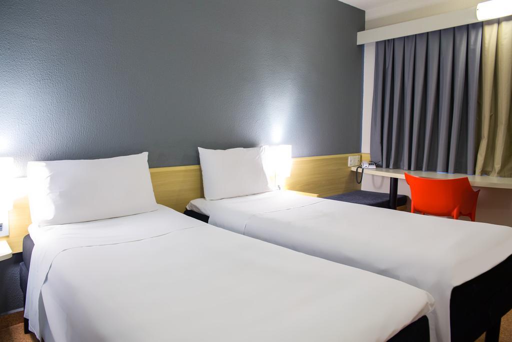 Quarto com 2 Camas de Solteiro