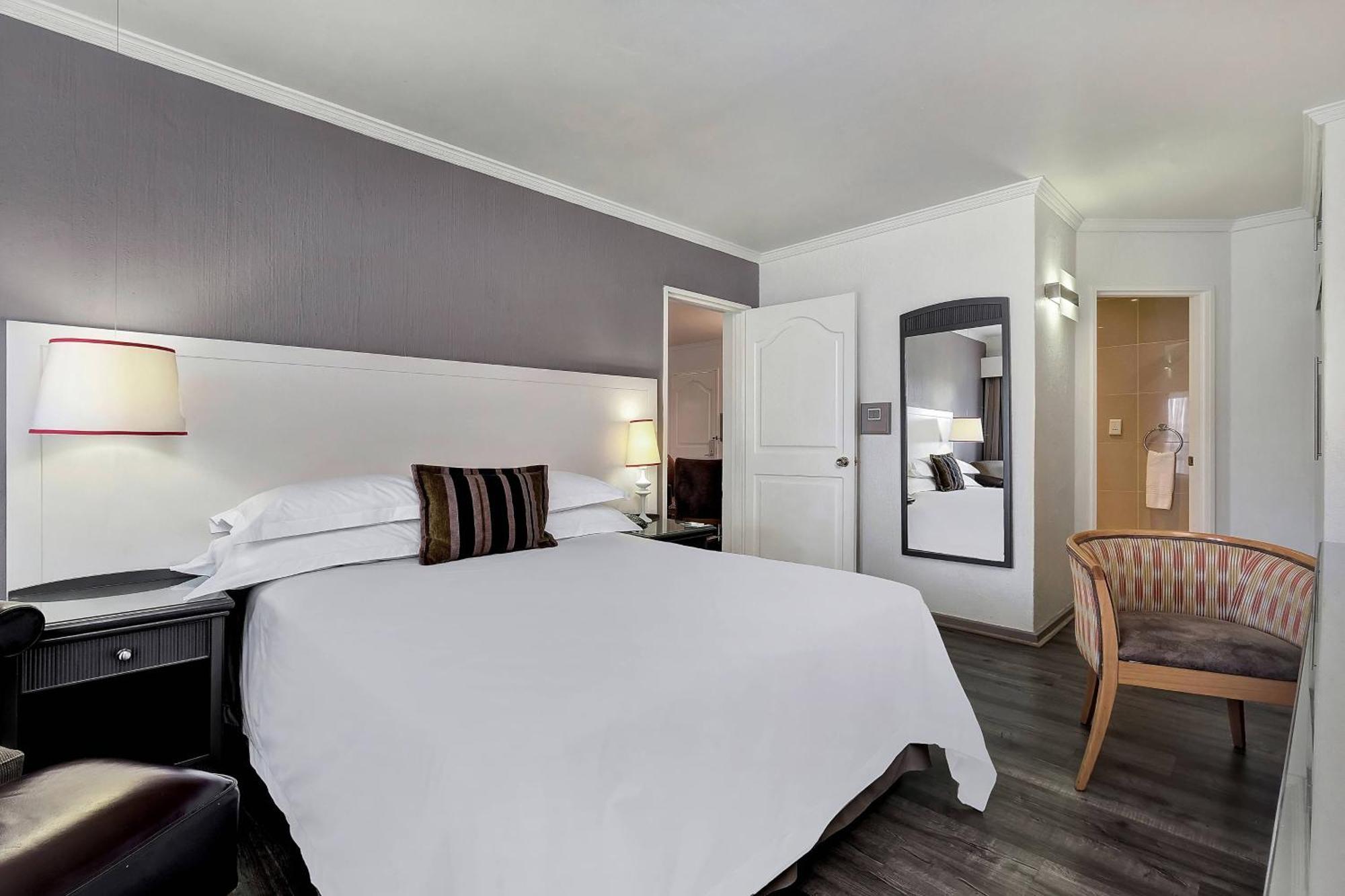 1 Bedroom Junior Suite, 1 Queen Bed, Pool and Garden View