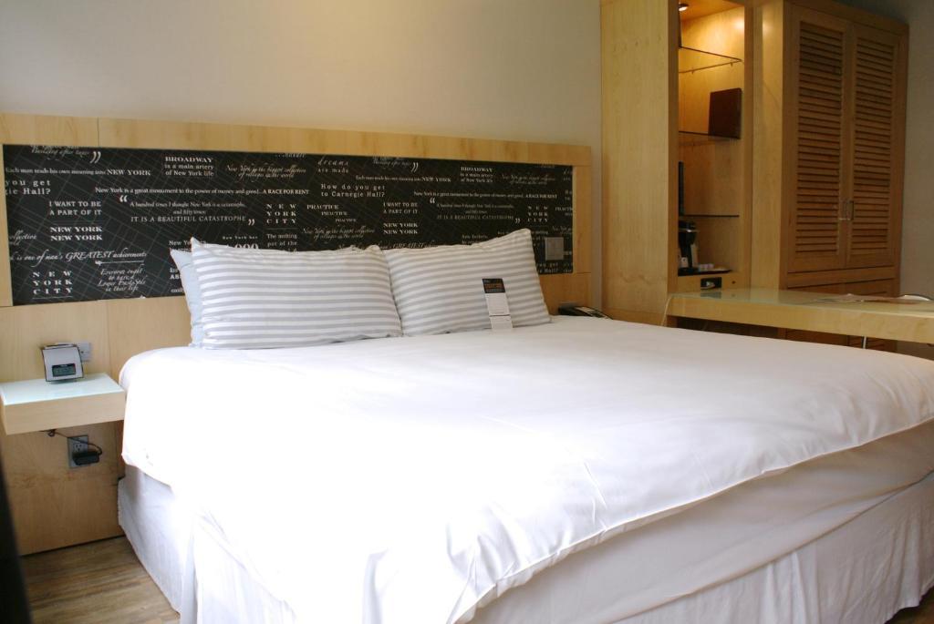 Habitación con cama extragrande.
