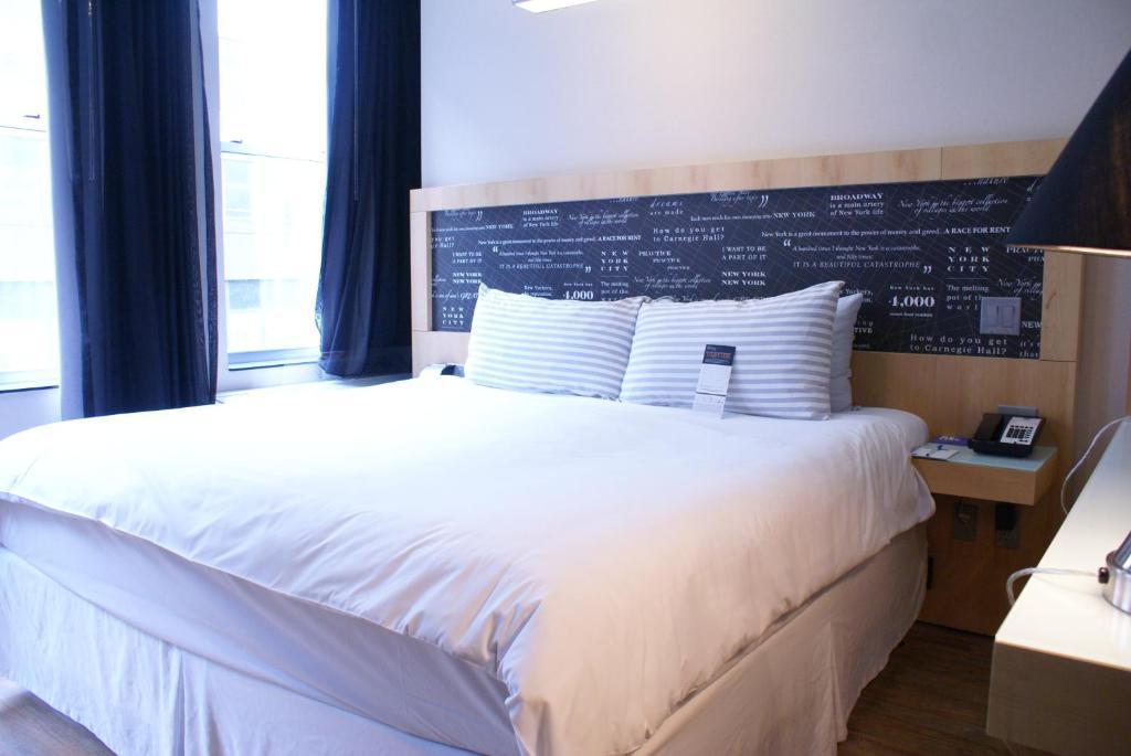 Habitación con cama grande