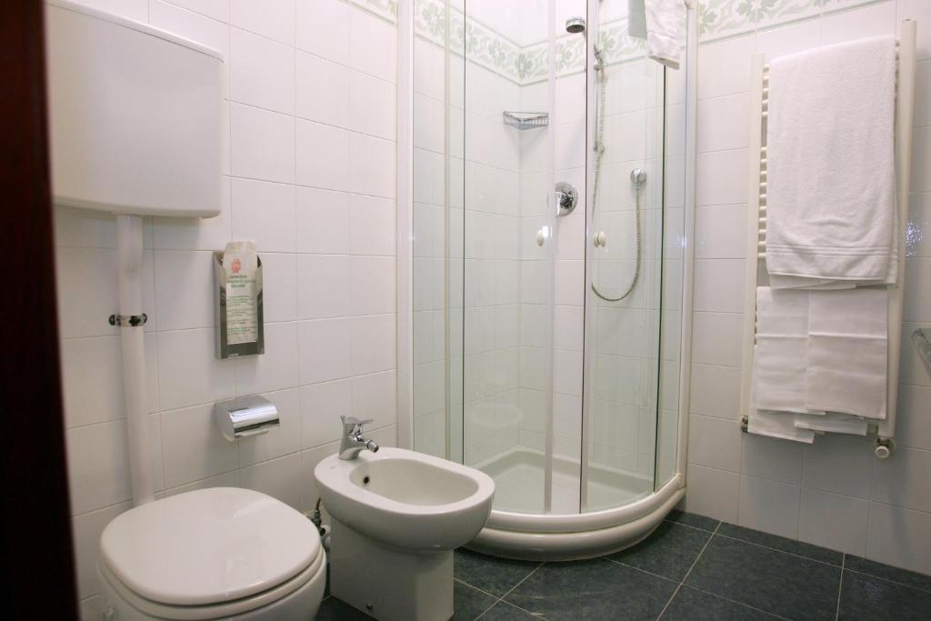 Quarto Econômico com Cama de Casal ou 2 de Solteiro