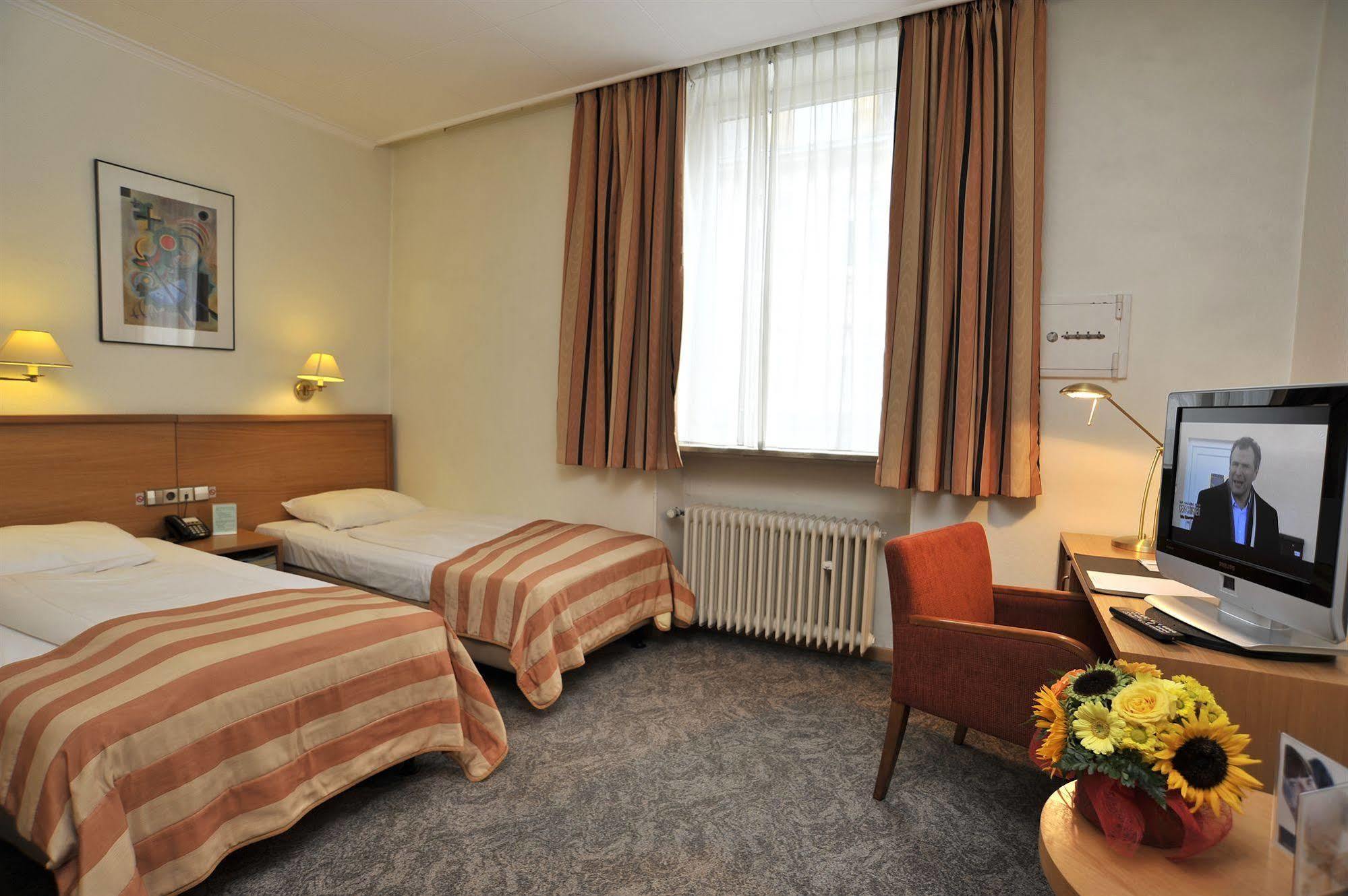 Quarto com Cama de Casal ou 2 de Solteiro