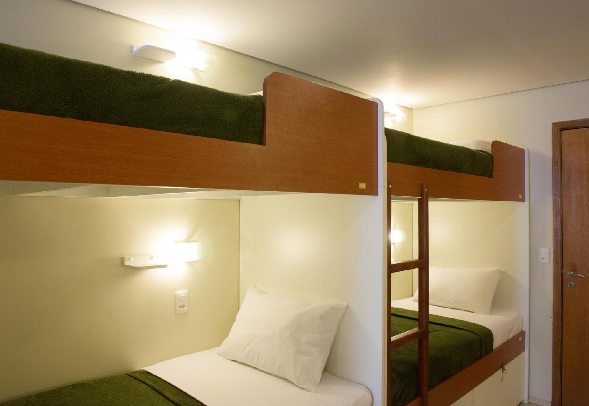 Cama de Solteiro em Dormitório Masculino de 8 Camas com Banheiro Privativo